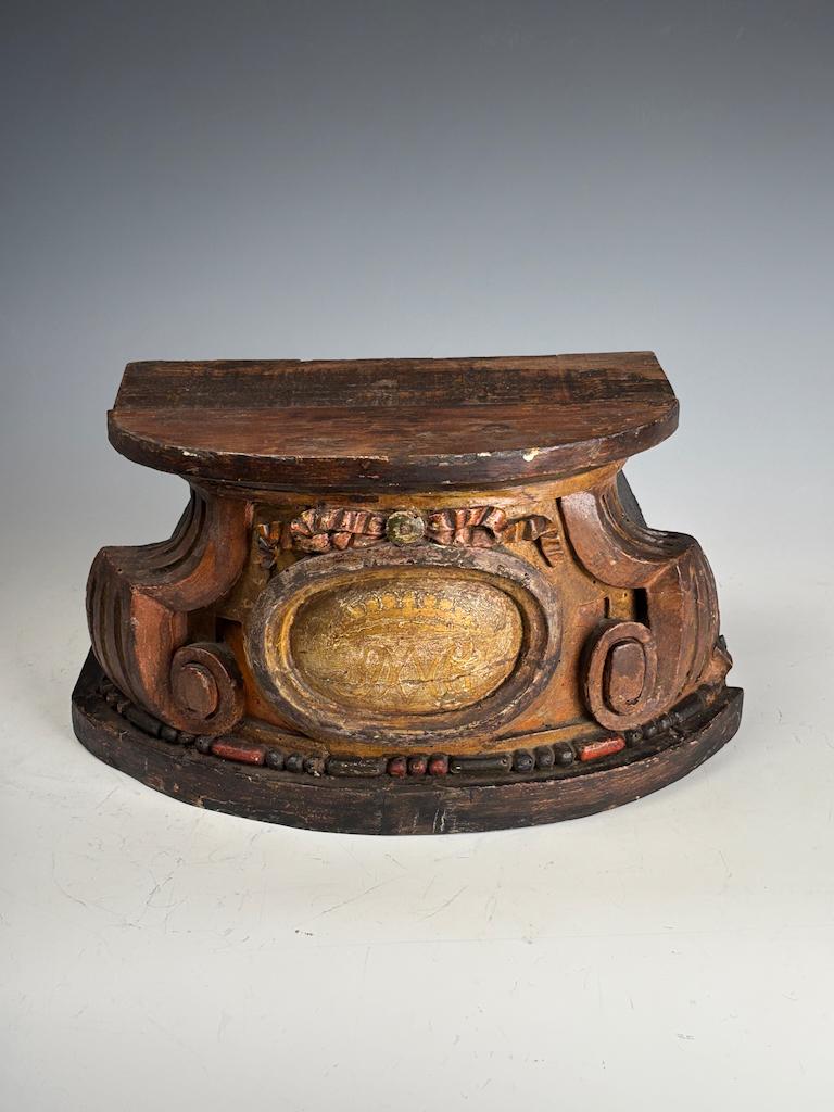 Antike Church's Wall Sconce oder Stand - Ornate Display für Figuren
Dieser seltene und detailreiche Kirchenständer oder Wandleuchter aus dem 18. und 19. Jahrhundert, der ursprünglich in einem europäischen Kirchenraum verwendet wurde, verleiht Ihrem
