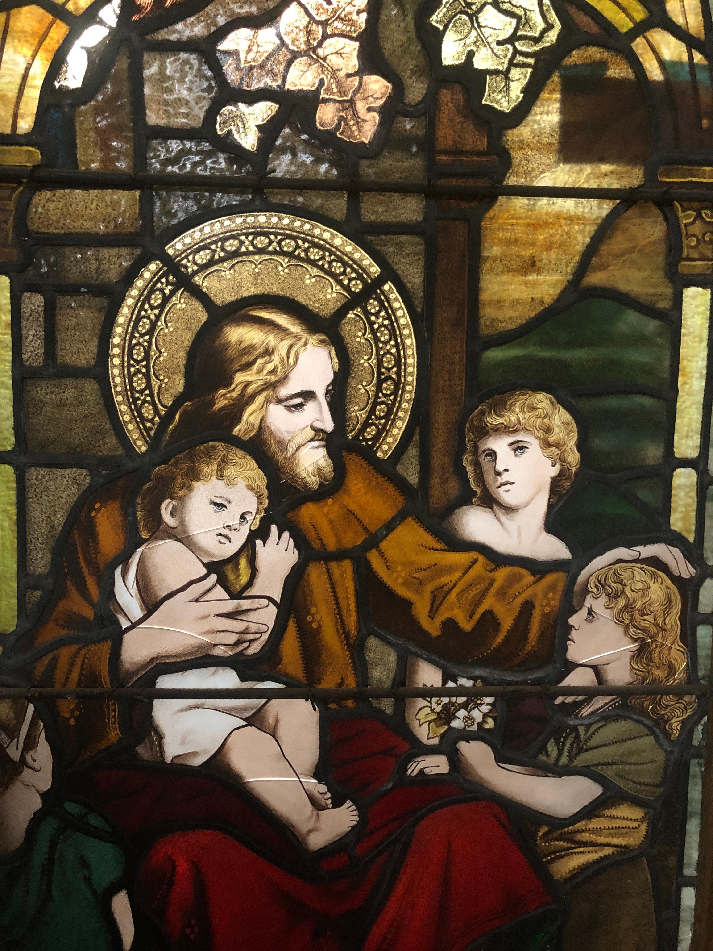 Magnífica vidriera antigua de más de dos metros de altura, en la que aparece Jesús con niños. Dedicado en la parte inferior a: 