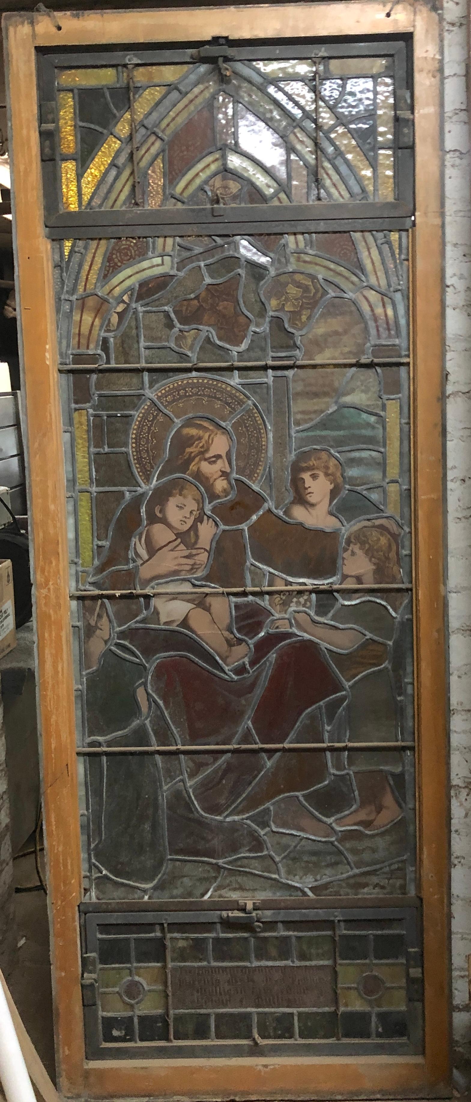 Ventana antigua de iglesia 28