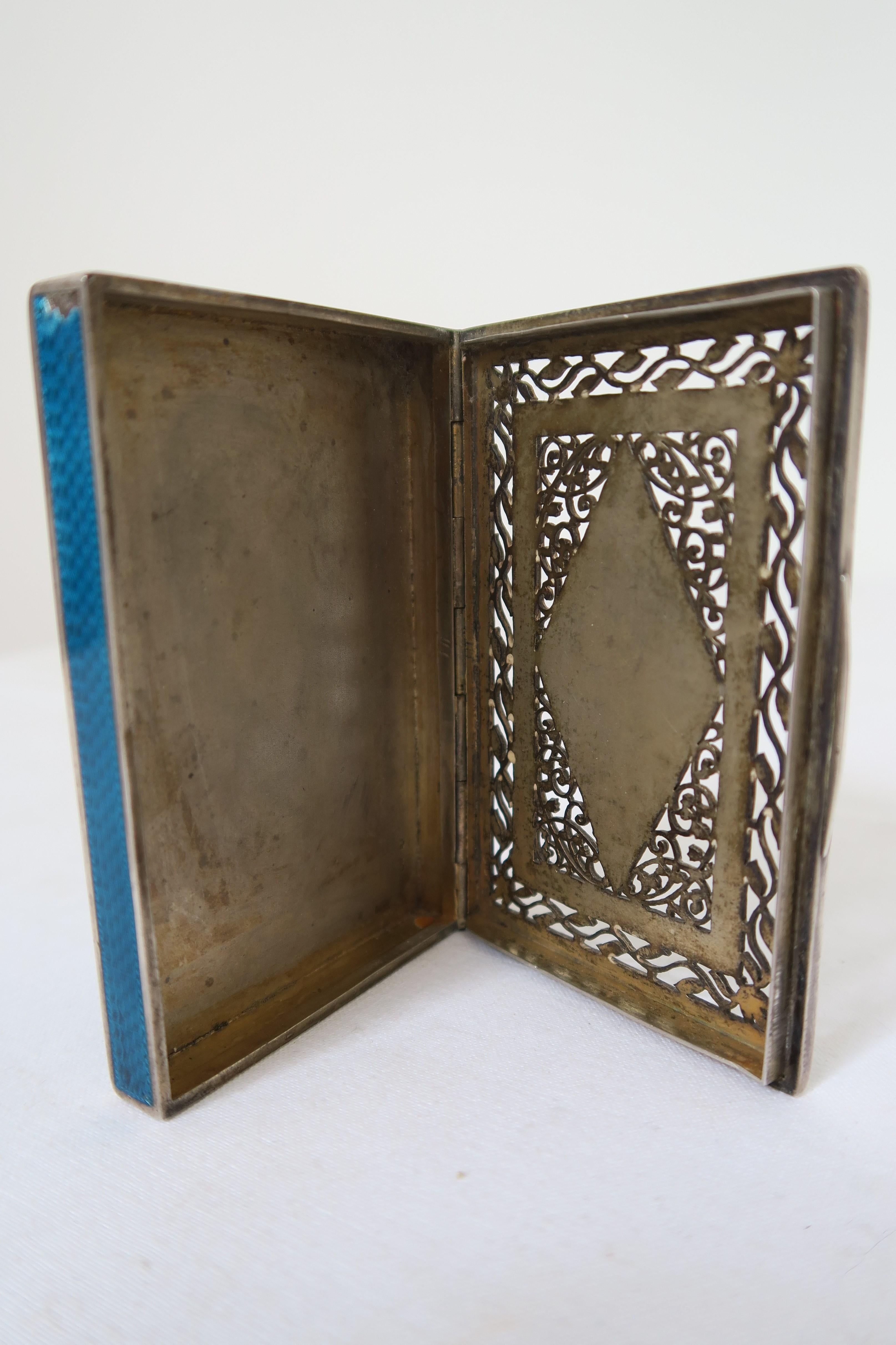 XIXe siècle Boîte à cigarettes ancienne en argent et émail turquoise avec motif de nénuphar de la vallée en vente