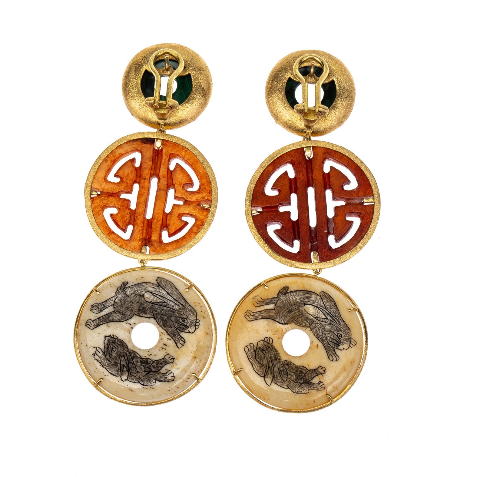 Antique Cinese Bi with carved Bucks, carved carnelian, malaquite 18 k Gold gr. 17,40.
All Giulia Colussi jewelry is new and has never been previously owned or worn. Each item will arrive at your door beautifully gift wrapped in our boxes, put inside