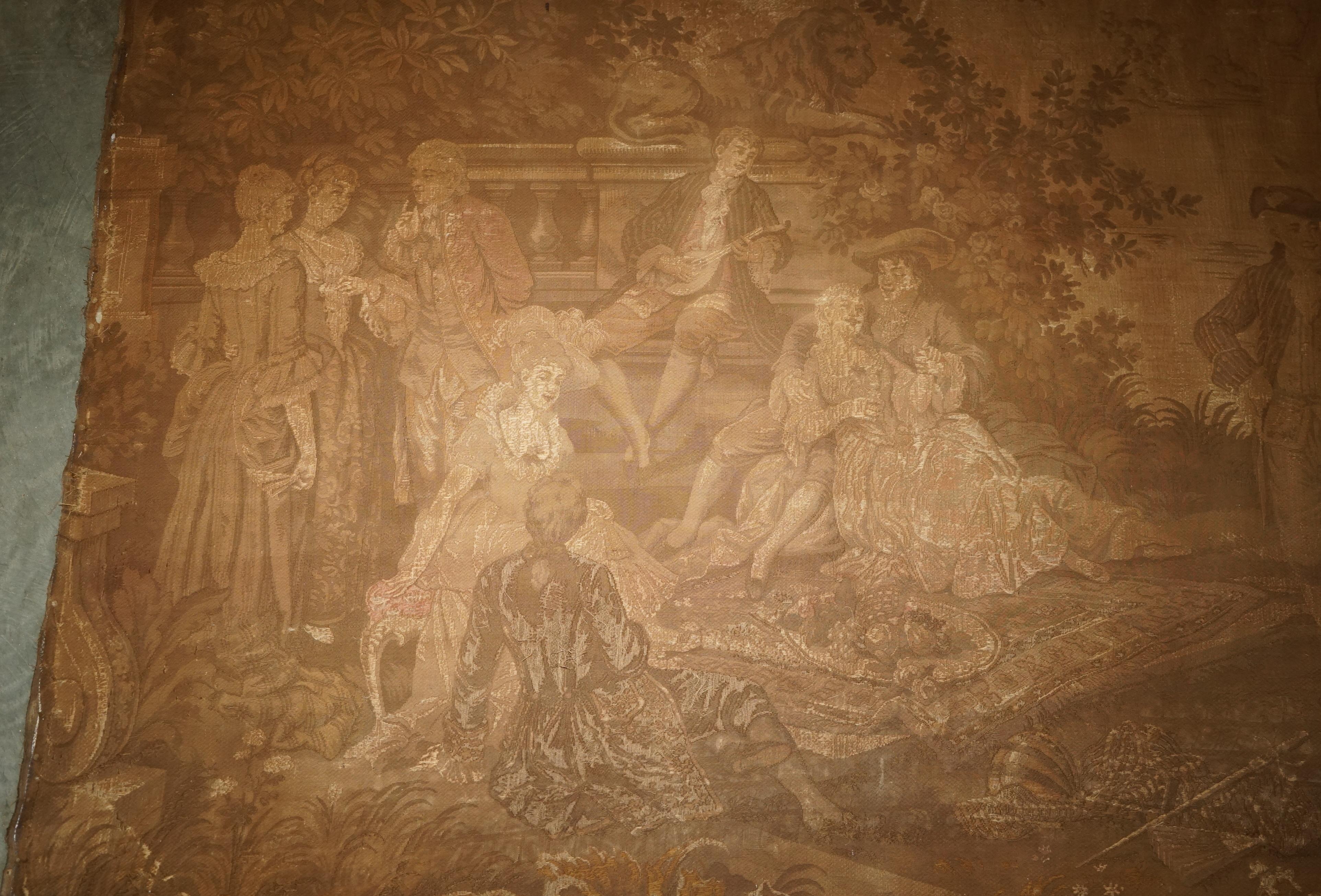 ANTIQUE CIR 1880 TAPESTRY DEPICTING WATTEAU-ESQUE FiGURES AFTER ANTOINE WATTEAU In Distressed Condition For Sale In West Sussex, Pulborough