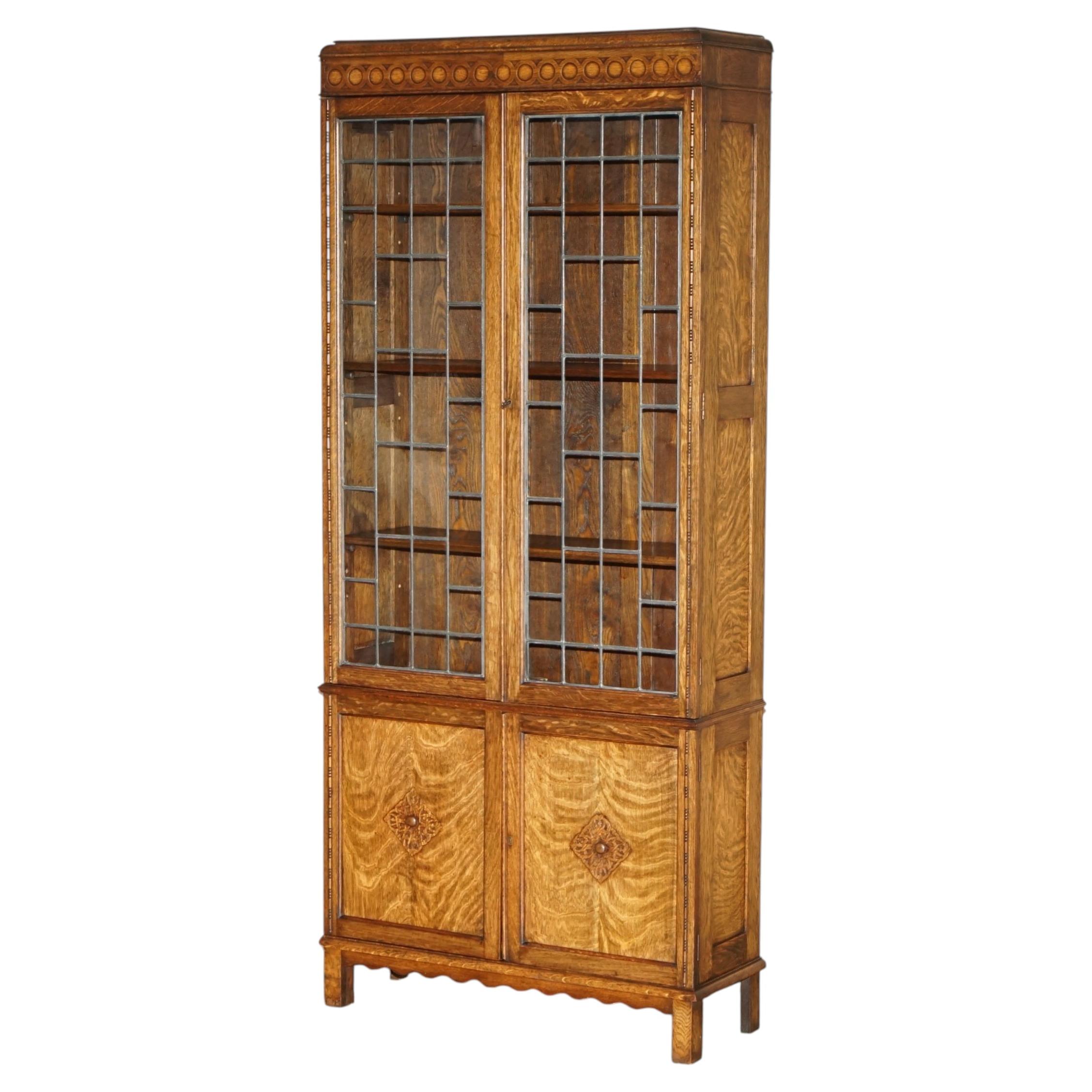 VITRINE ANTIQUE ROBERTS, VERS 1900, ESTAMPILLÉE « ENGLISH ASTRAL », VITRINE ÉMAILLÉE ET BIBLIOTHÈQUE en vente