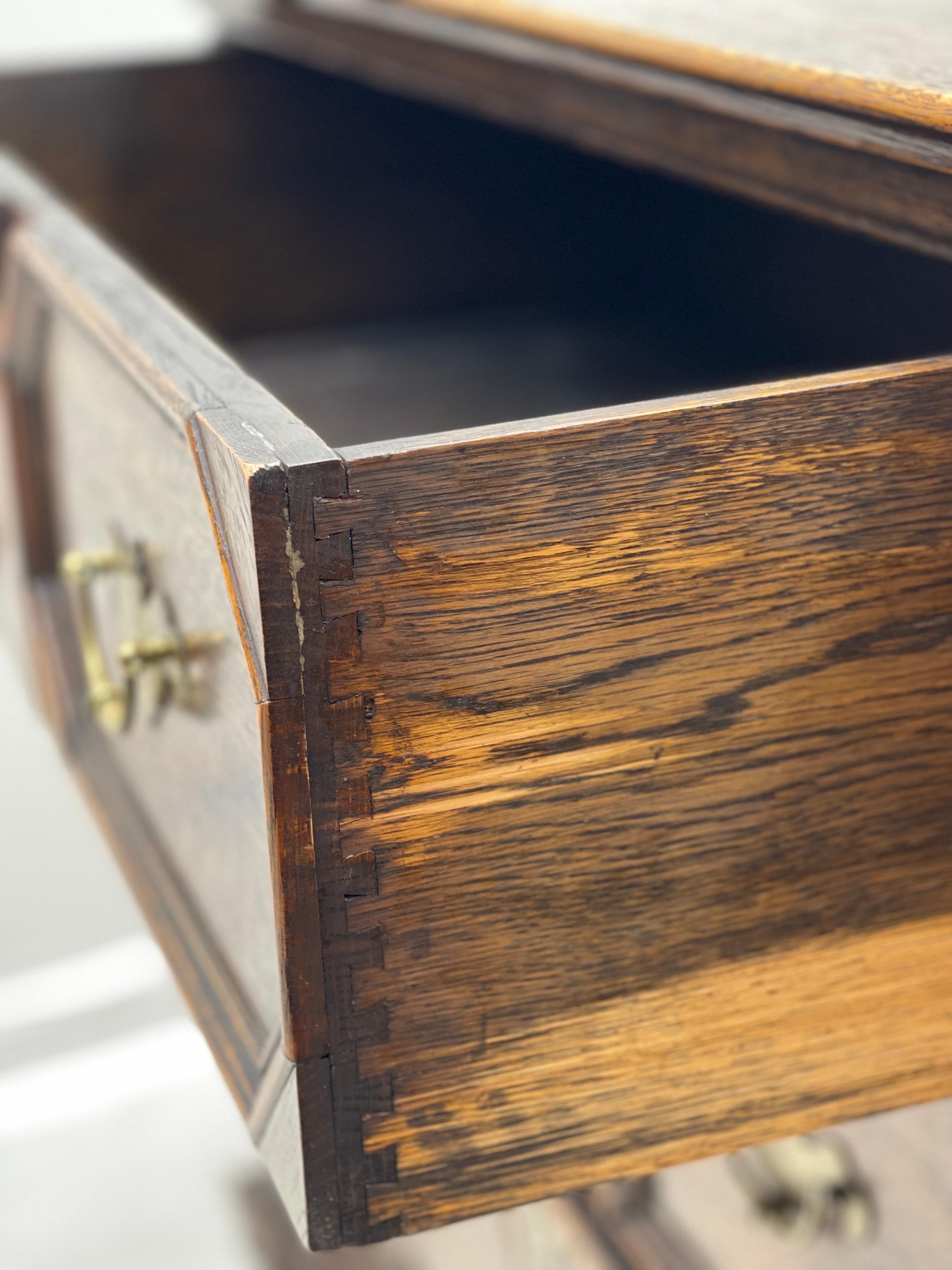 Amazing Antiques circa 1590s English Jacobean Dresser Dovetail Drawers (tiroirs à queue d'aronde) 3