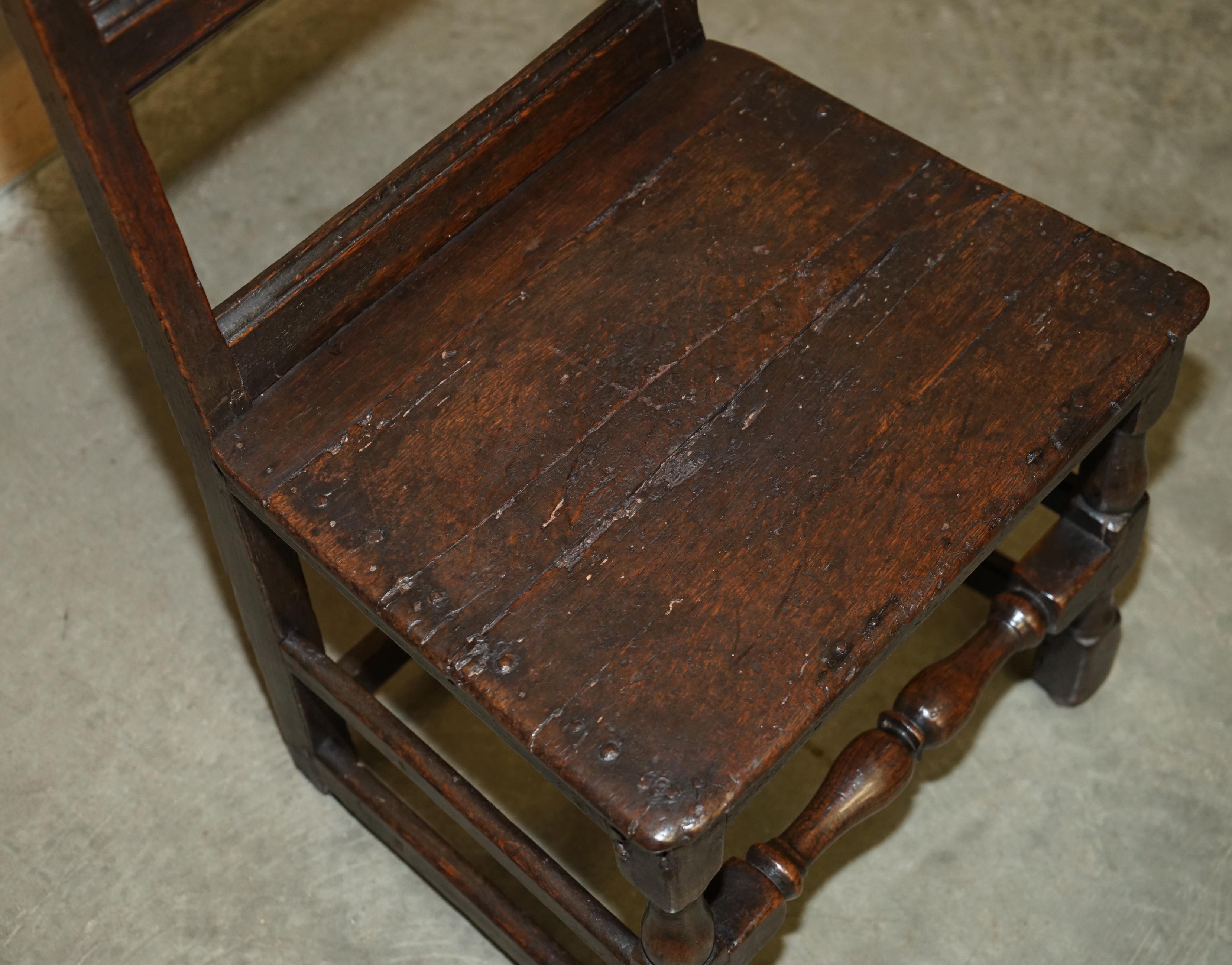 ANTIGUA SILLA OCCASiONAL DE ROBLE INGLÉS DEL SIGLO XVII CIRCA 1660-1680 CHARLES II en Desgastado estado para la venta en West Sussex, Pulborough