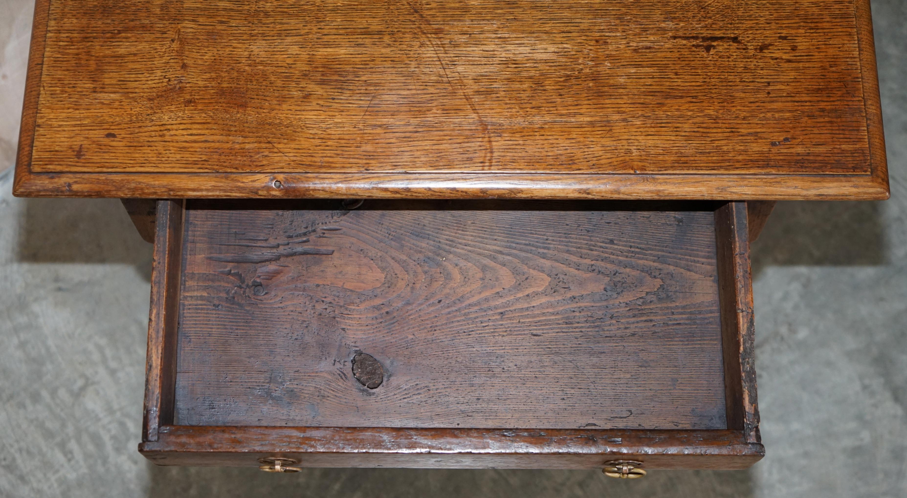 Ancienne table d'appoint basse articulée en chêne anglais avec un seul tiroir, datant d'environ 1700 en vente 7