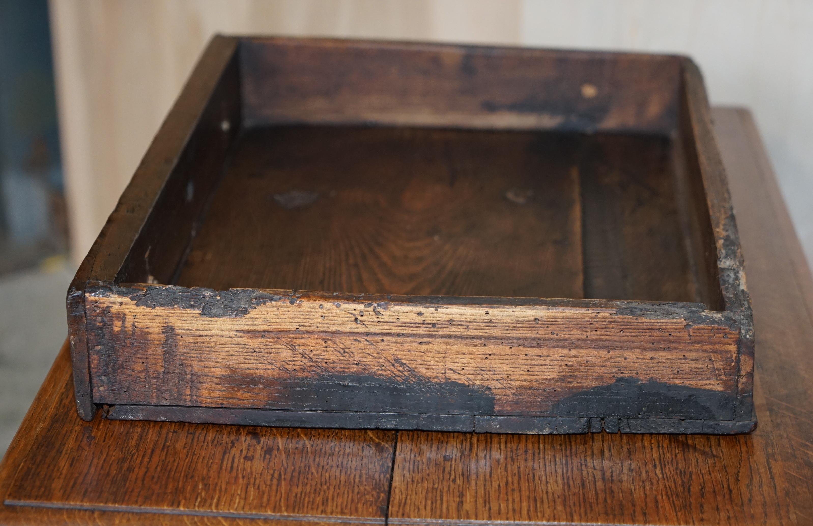 Antiker englischer niedriger Kommoden-Beistelltisch aus Eiche mit einer Schublade, um 1700 im Angebot 10