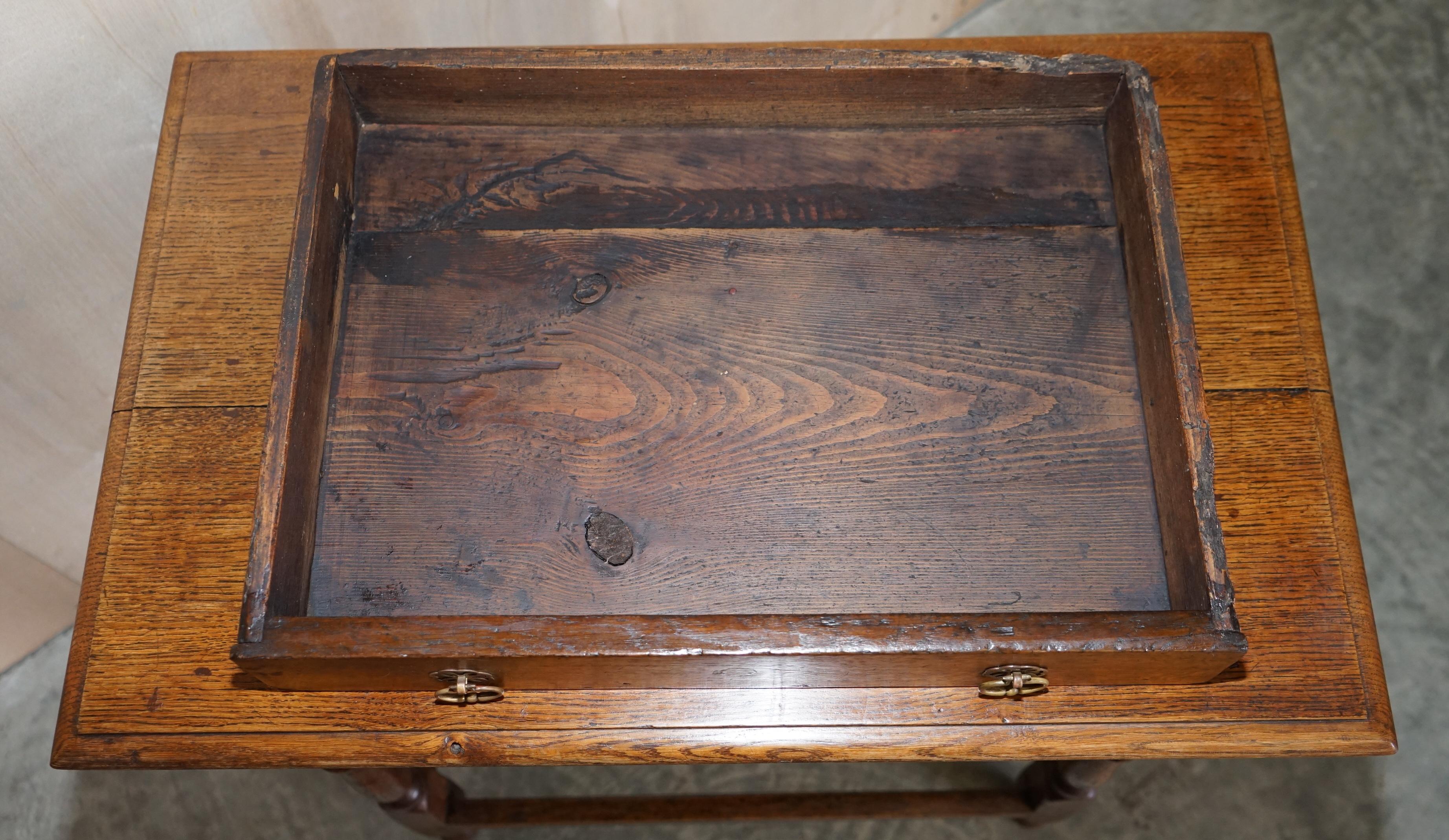 Antiker englischer niedriger Kommoden-Beistelltisch aus Eiche mit einer Schublade, um 1700 im Angebot 11