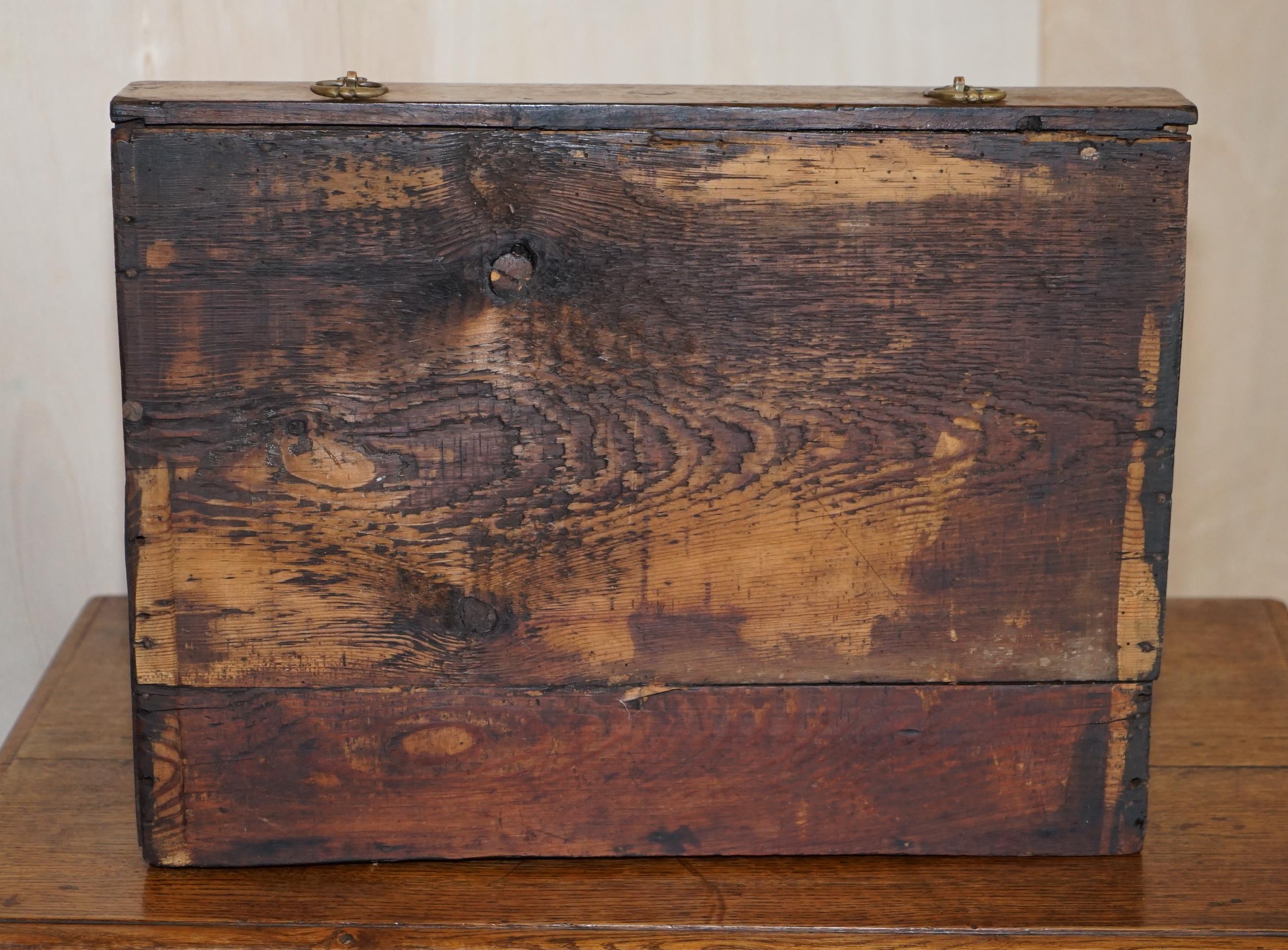 Antiker englischer niedriger Kommoden-Beistelltisch aus Eiche mit einer Schublade, um 1700 im Angebot 13