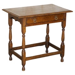 Ancienne table d'appoint basse articulée en chêne anglais avec un seul tiroir, datant d'environ 1700