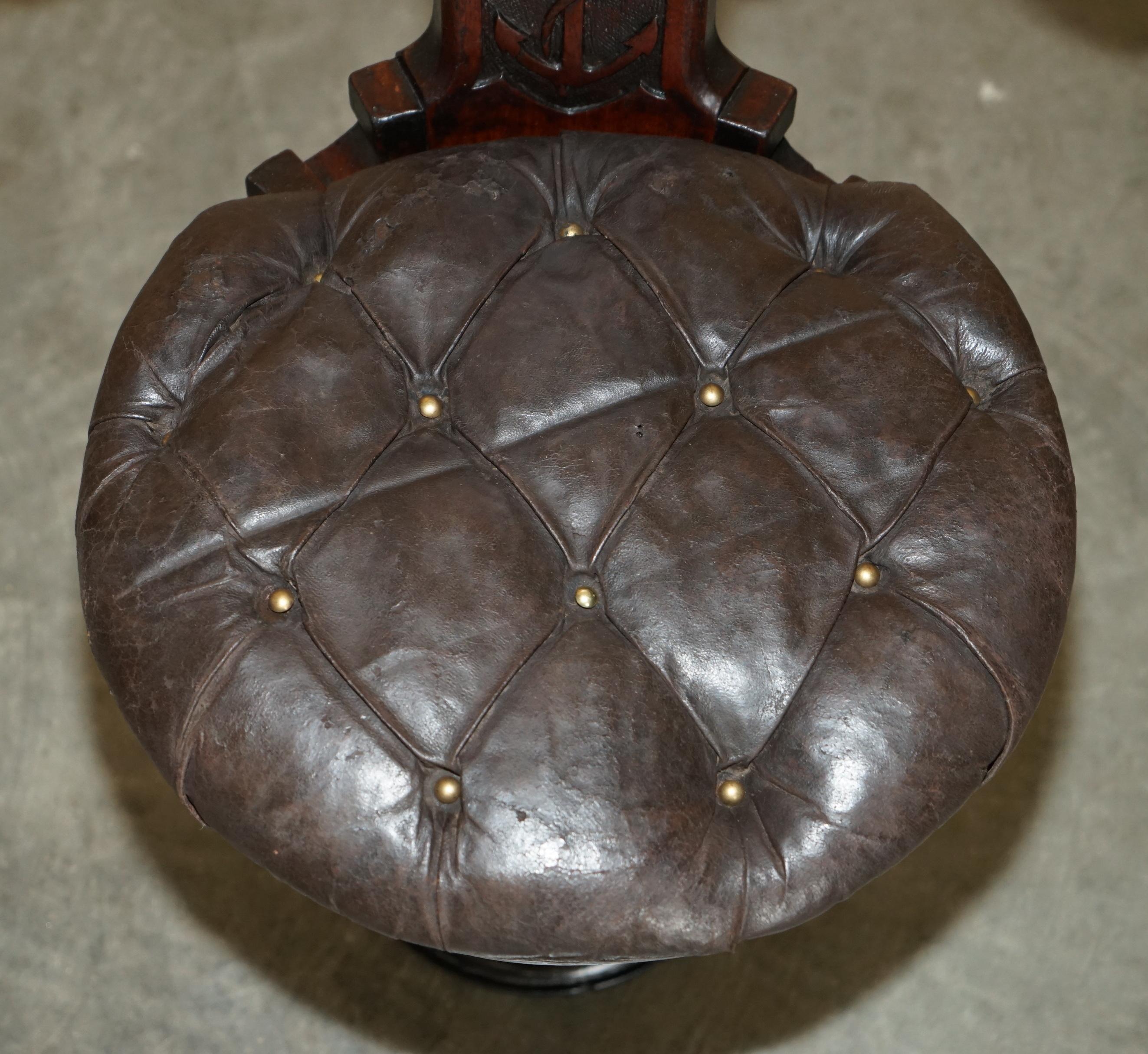 Cuir ANTIQUE CIRCA 1800 CHAISE DE CAPITAINE DE BATEAU AVEC COURONNE ROYALE ET ANCRE CARVÉE en vente