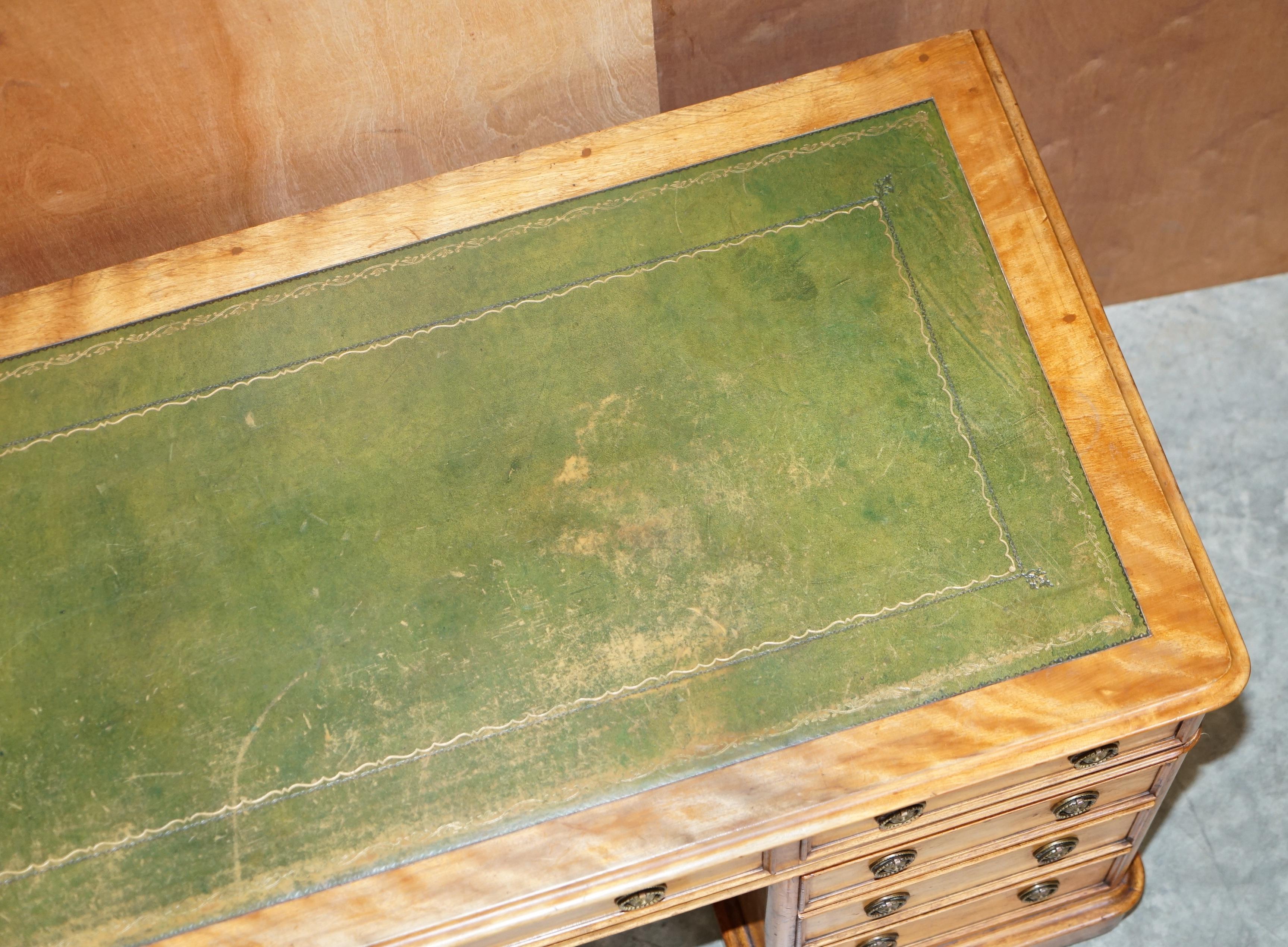Antiquité circa 1830-1850 James Winter & Sons London Satinwood Green Leather Desk (Bureau en bois satiné et cuir vert) en vente 2