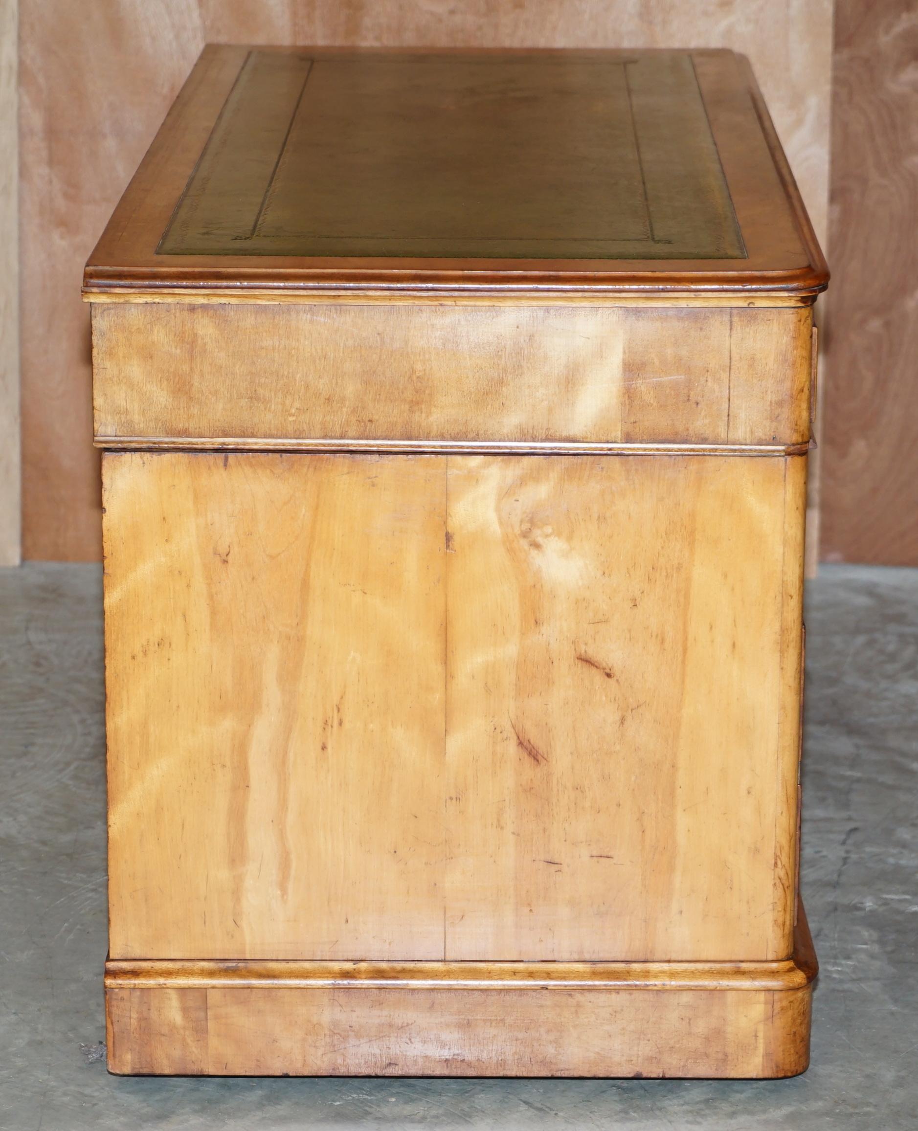 Antiquité circa 1830-1850 James Winter & Sons London Satinwood Green Leather Desk (Bureau en bois satiné et cuir vert) en vente 4