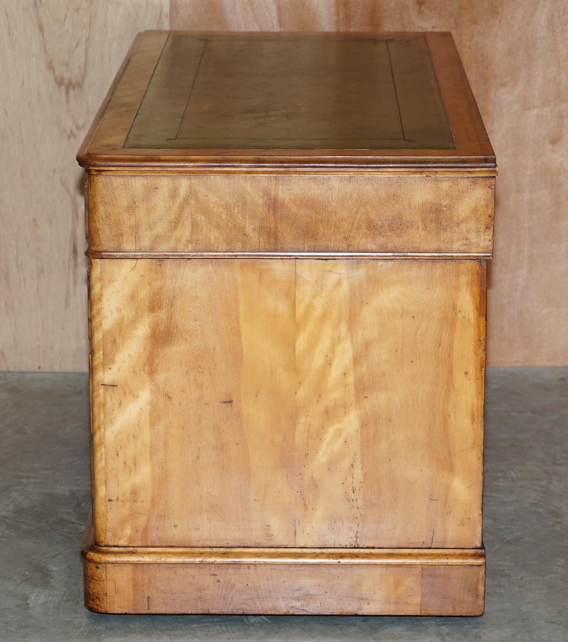 Antiquité circa 1830-1850 James Winter & Sons London Satinwood Green Leather Desk (Bureau en bois satiné et cuir vert) en vente 6