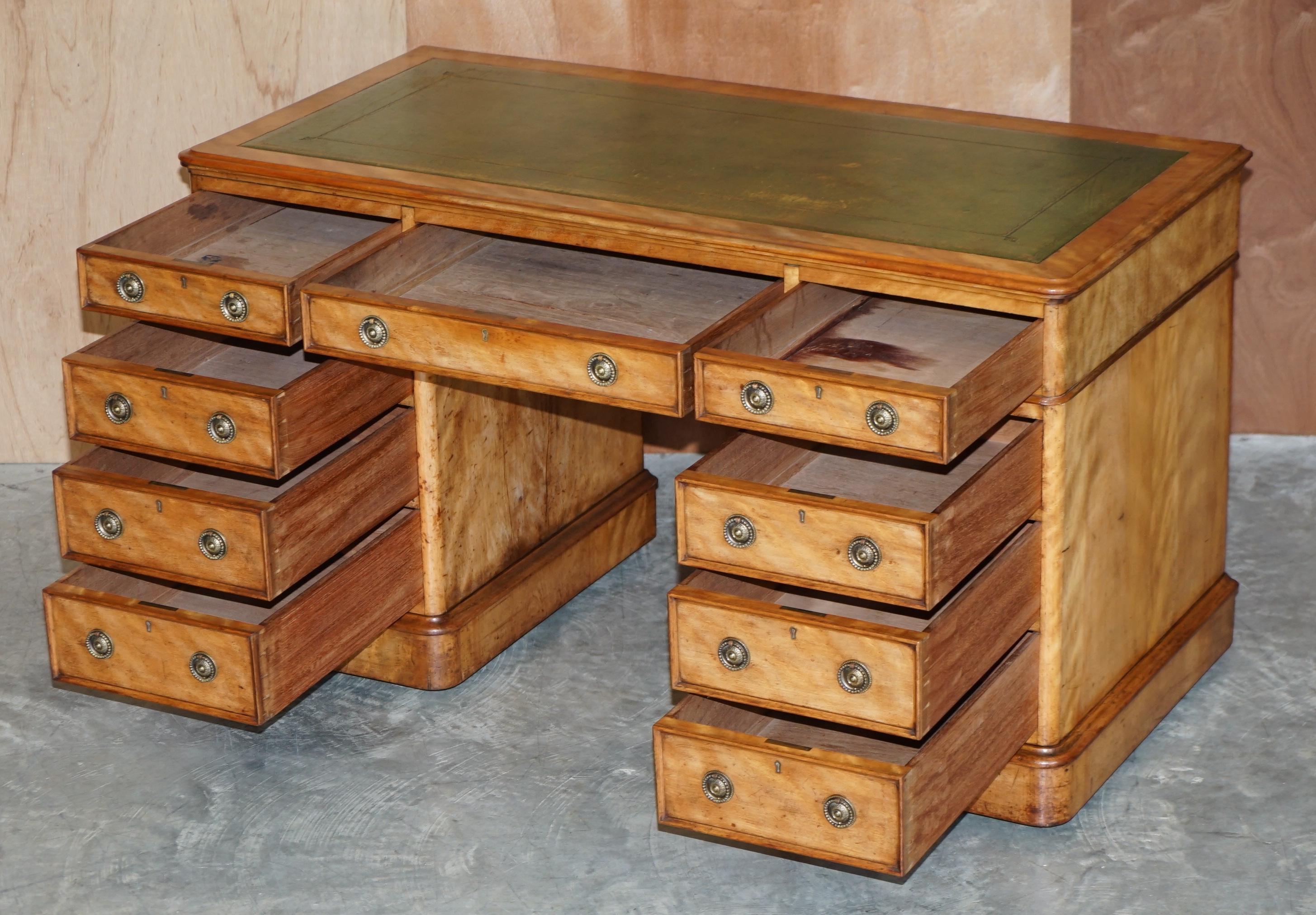Antiquité circa 1830-1850 James Winter & Sons London Satinwood Green Leather Desk (Bureau en bois satiné et cuir vert) en vente 7