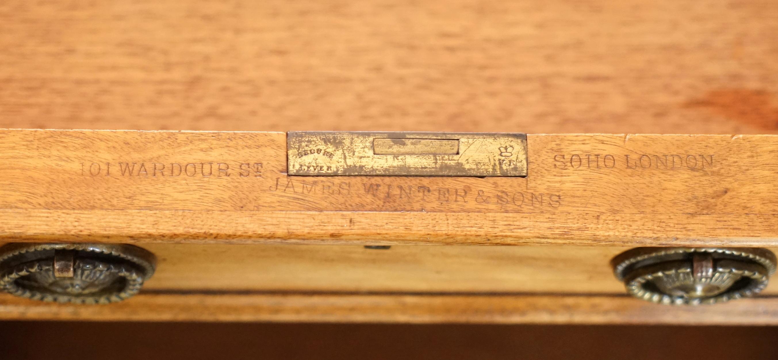 Wir freuen uns, dieses sehr seltene und wichtige Original James Winter & Son's 101 Wardour St Soho London Satinwood & Regency grünes Leder Partner Schreibtisch ca. 1830-1850 zum Verkauf anbieten zu können vollständig gestempelt

Dies ist ein sehr