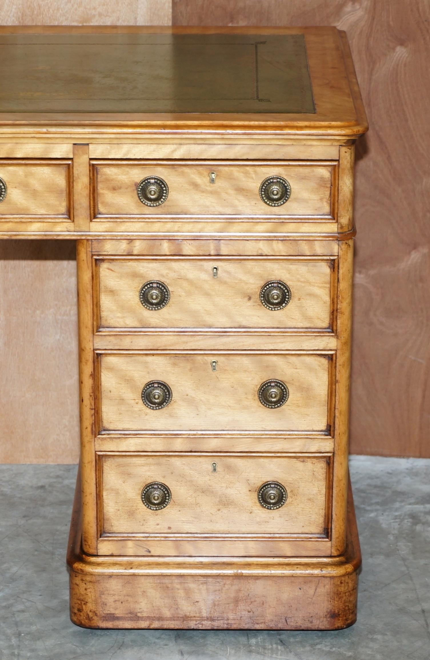 Anglais Antiquité circa 1830-1850 James Winter & Sons London Satinwood Green Leather Desk (Bureau en bois satiné et cuir vert) en vente