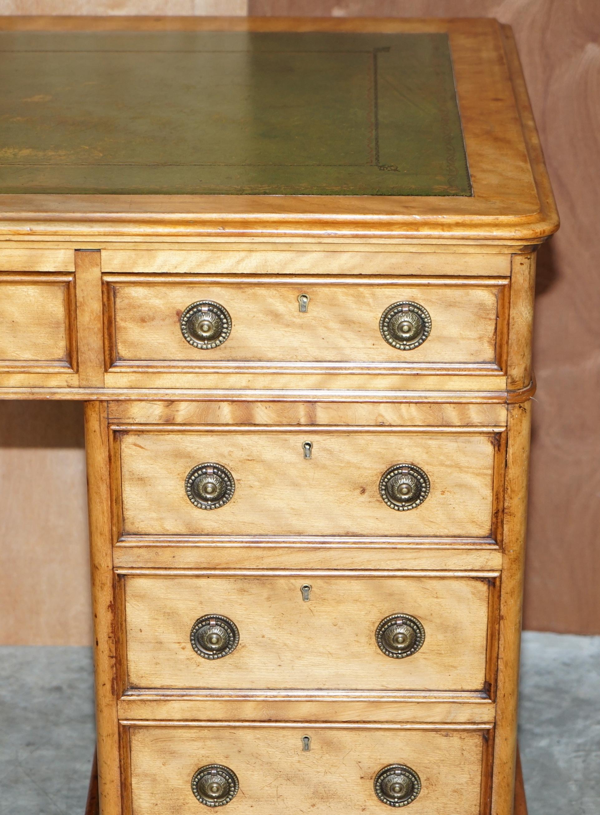 Fait main Antiquité circa 1830-1850 James Winter & Sons London Satinwood Green Leather Desk (Bureau en bois satiné et cuir vert) en vente