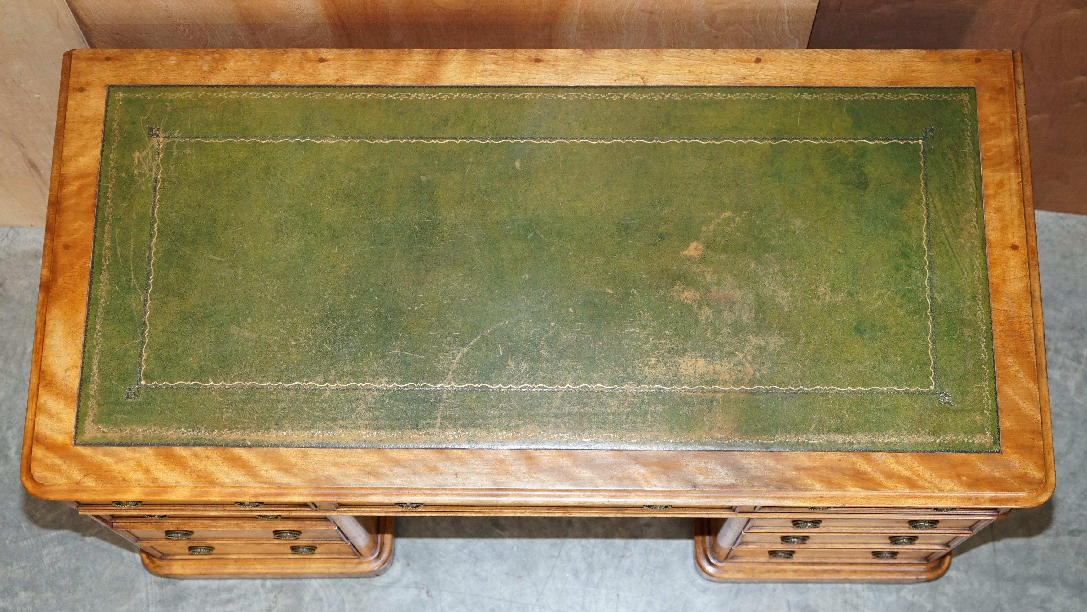 Cuir Antiquité circa 1830-1850 James Winter & Sons London Satinwood Green Leather Desk (Bureau en bois satiné et cuir vert) en vente