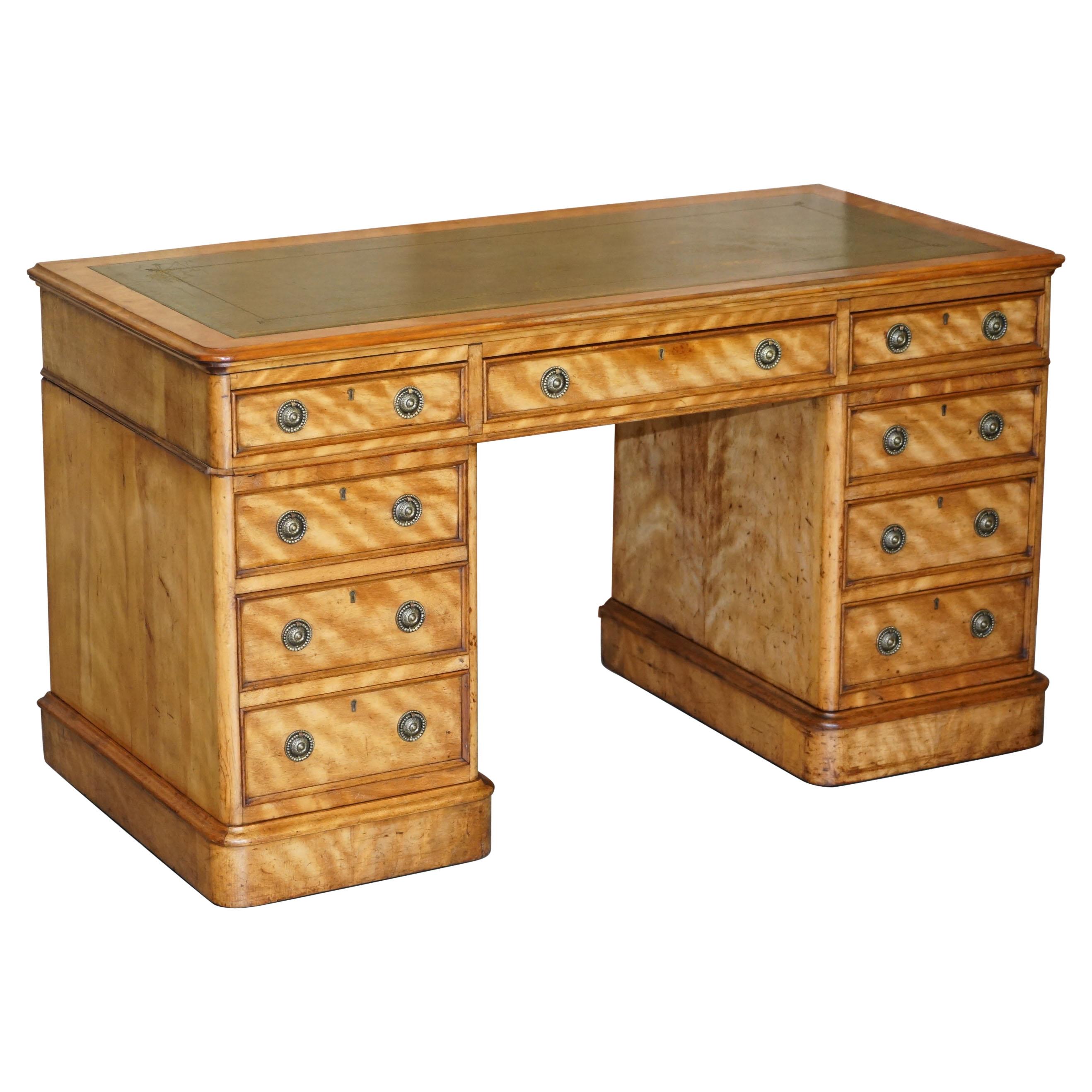 Antiquité circa 1830-1850 James Winter & Sons London Satinwood Green Leather Desk (Bureau en bois satiné et cuir vert) en vente