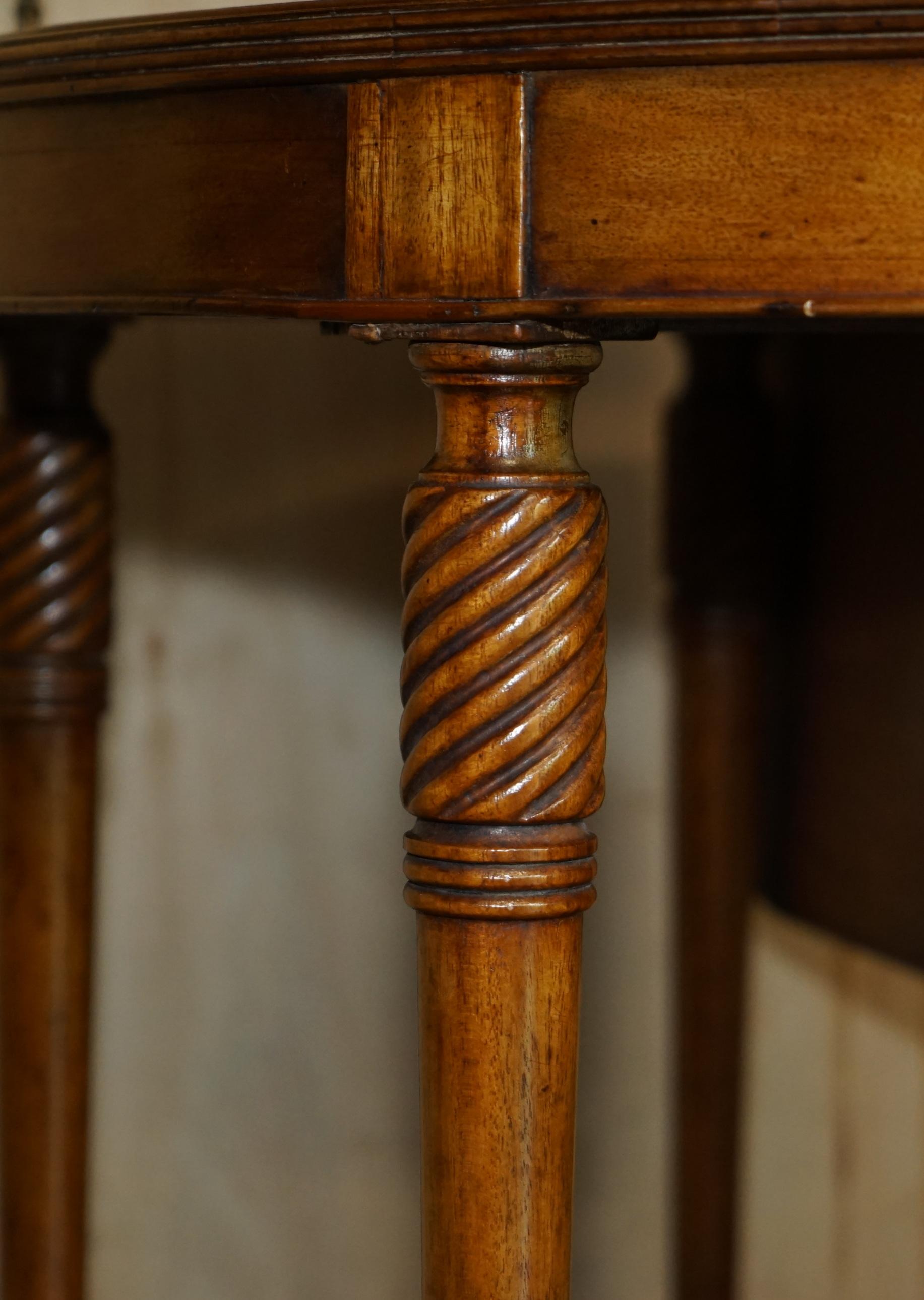 ANTIQUE CIRCA 1840 EARLY VICTORIAN EXTENDING HUNT TABLE WiTH BRASS GALLERY SHELF For Sale 2