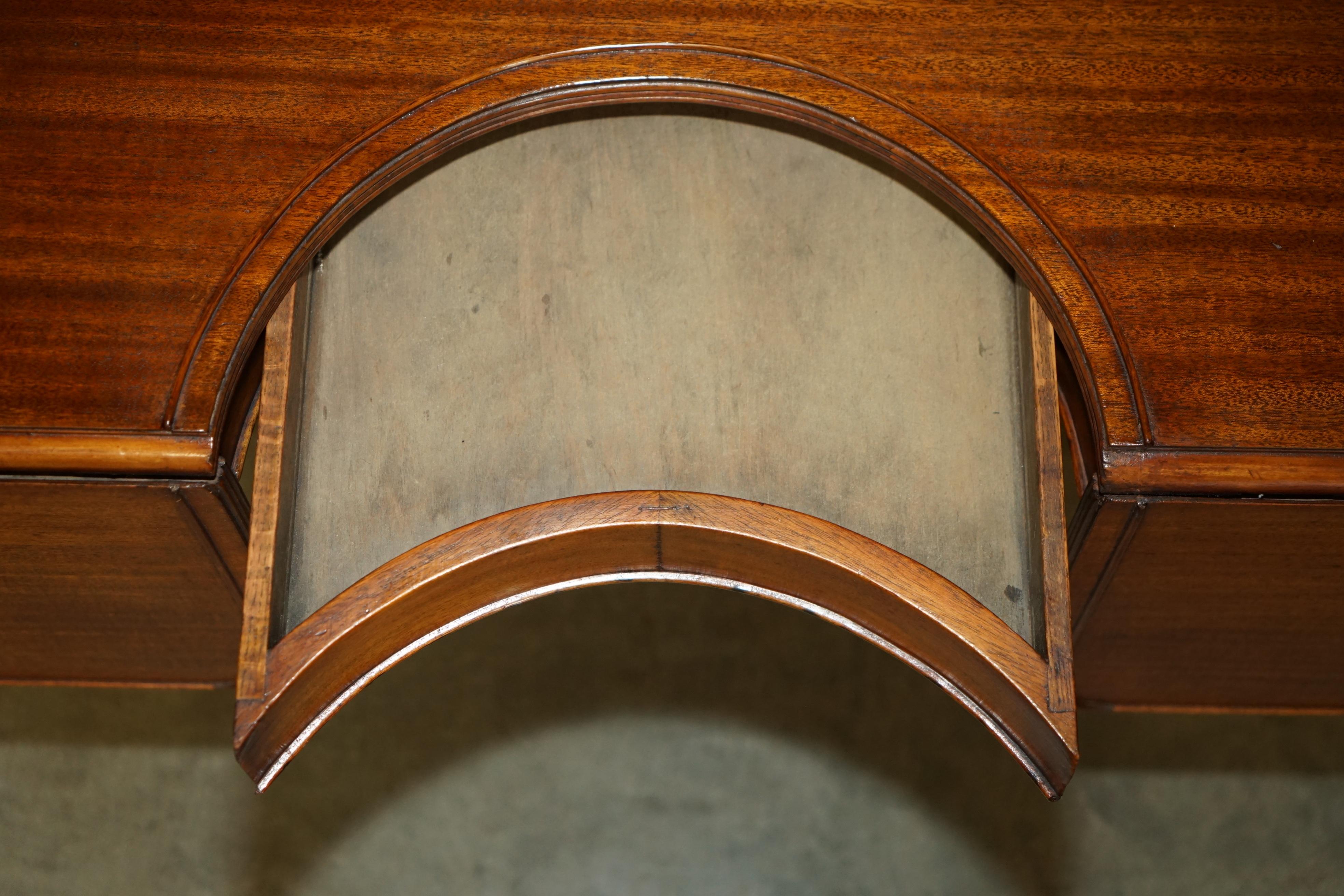 ANTIQUE CIRCA 1840 EARLY VICTORIAN EXTENDING HUNT TABLE WiTH BRASS GALLERY SHELF For Sale 7