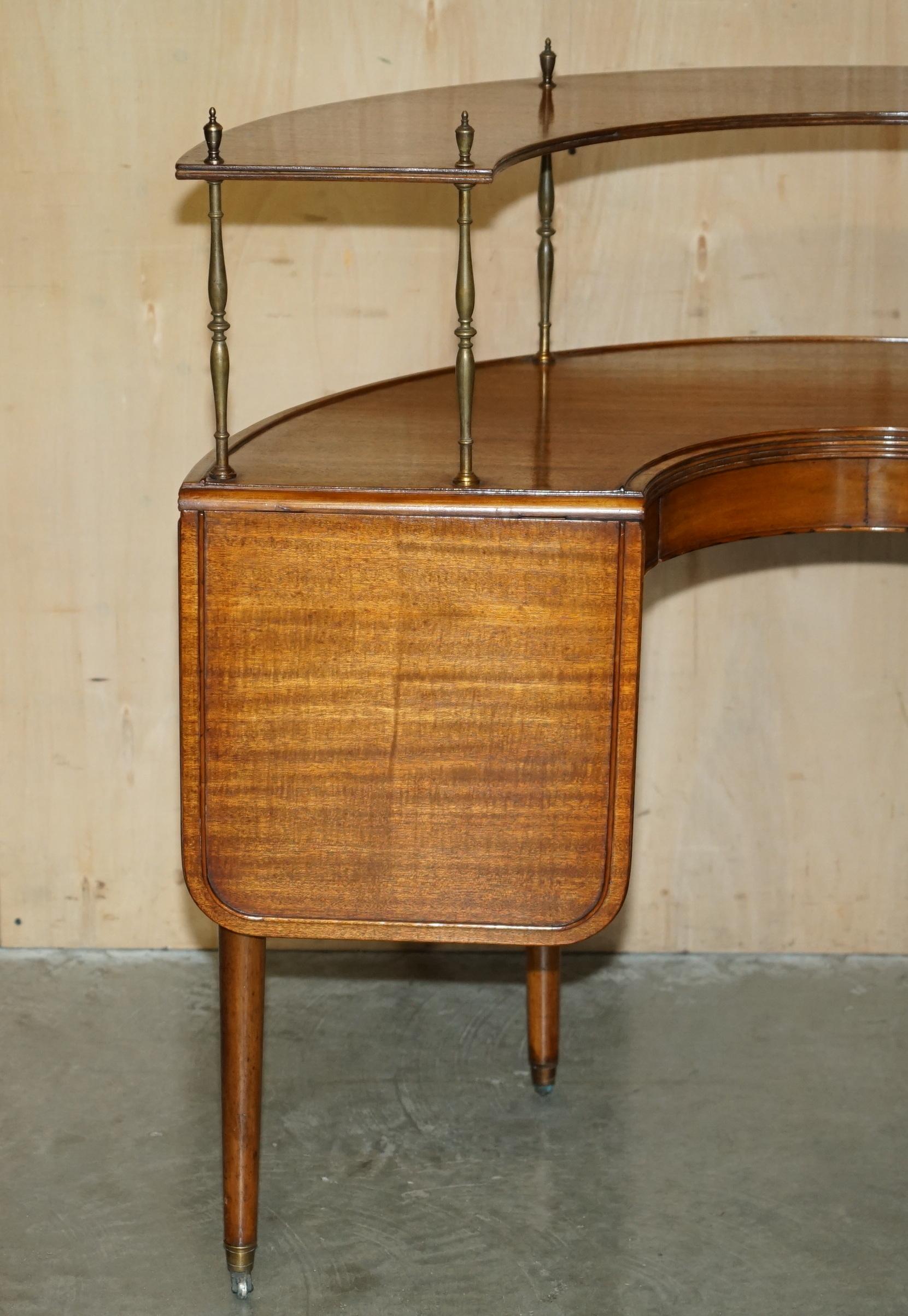 Early Victorian ANTIQUE CIRCA 1840 EARLY VICTORIAN EXTENDING HUNT TABLE WiTH BRASS GALLERY SHELF For Sale
