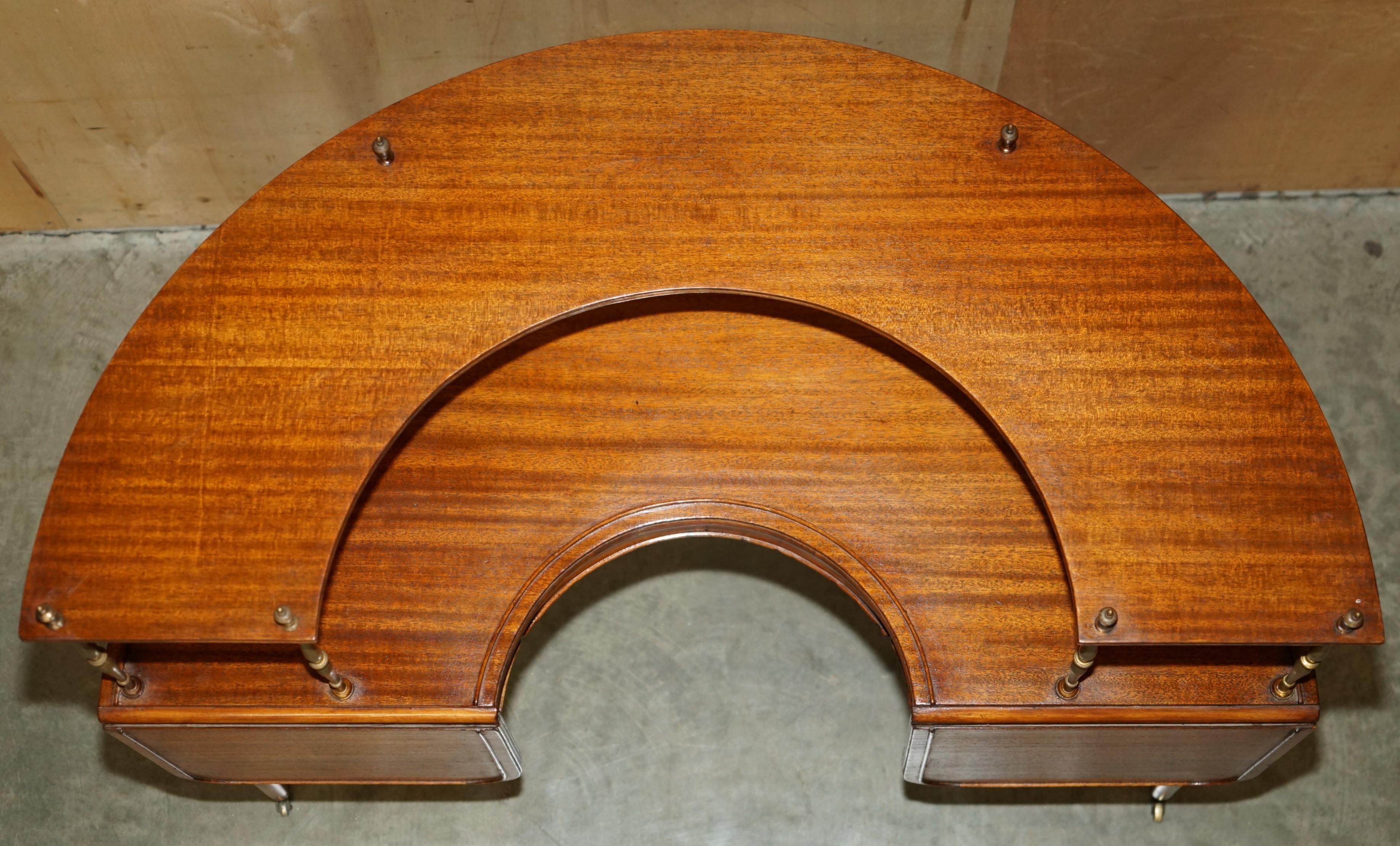 ANTIQUE CIRCA 1840 EARLY VICTORIAN EXTENDING HUNT TABLE WiTH BRASS GALLERY SHELF In Excellent Condition For Sale In West Sussex, Pulborough