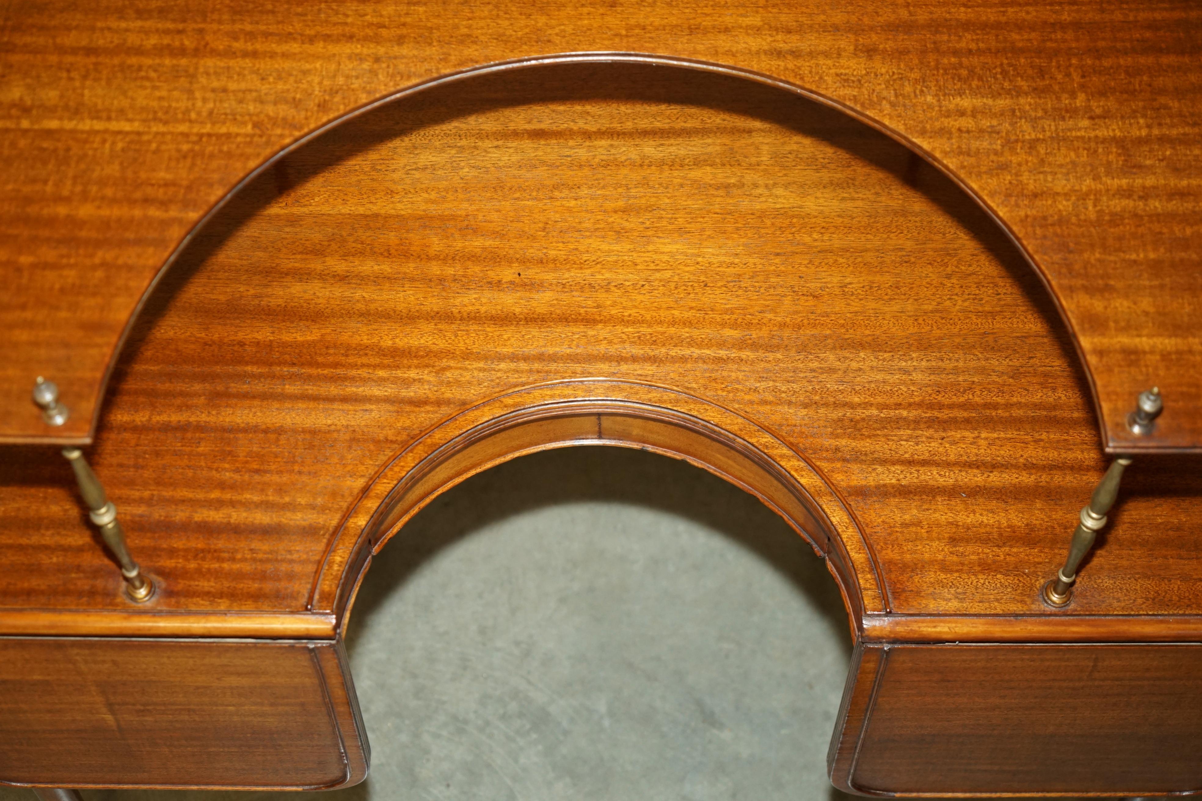 Brass ANTIQUE CIRCA 1840 EARLY VICTORIAN EXTENDING HUNT TABLE WiTH BRASS GALLERY SHELF For Sale