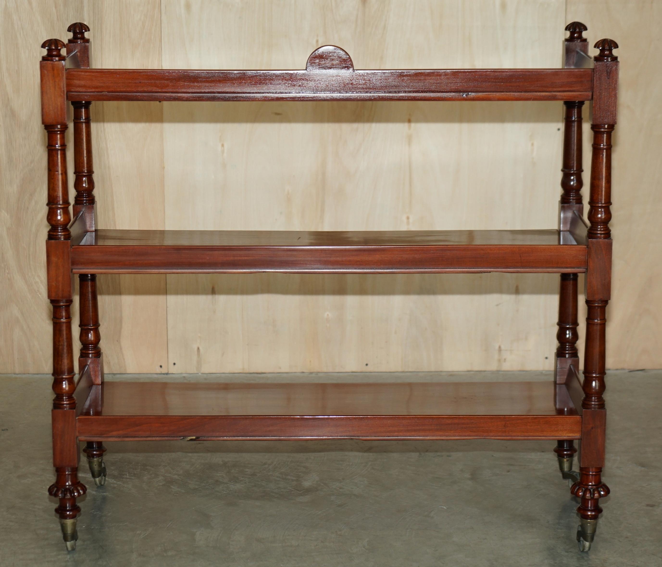Ancien chariot de bibliothèque à trois étages en bois dur anglais d'après Gillows, datant d'environ 1840 en vente 9