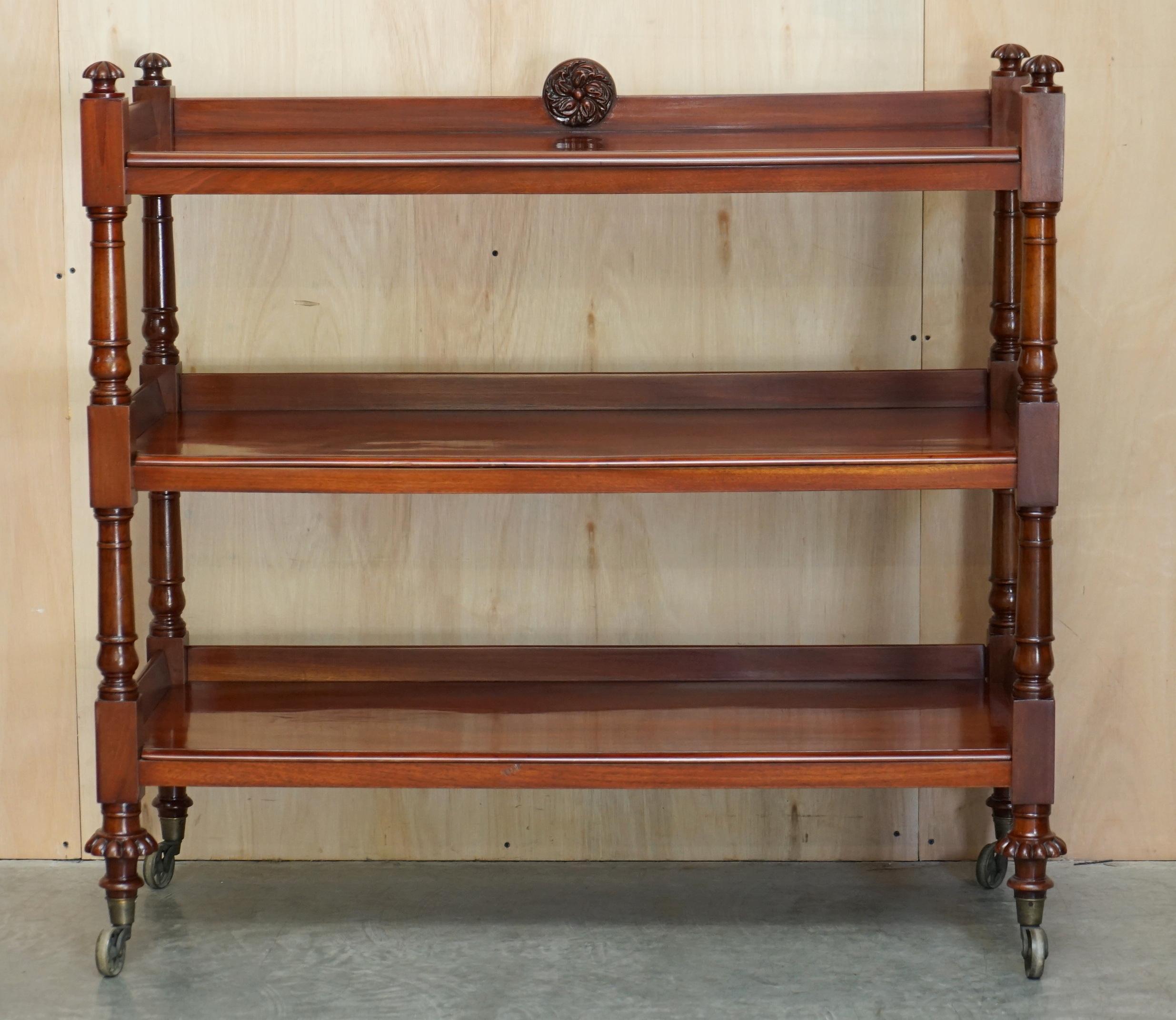 Nous avons le plaisir de proposer à la vente ce très beau chariot de bibliothèque d'origine circa 1840 en acajou anglais sur des roues de chariot William IV surdimensionnées.

Une belle pièce décorative et bien faite, ce chariot peut être utilisé