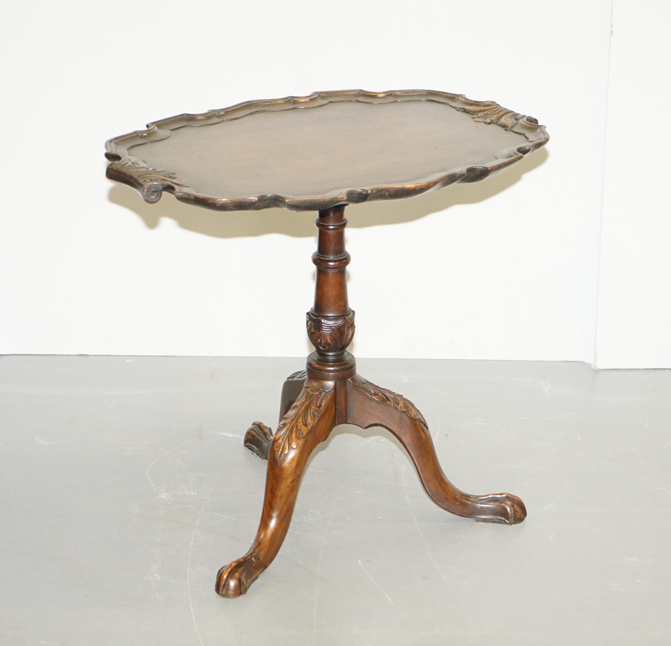 We are delighted to offer for sale this early Victorian circa 1840 hand carved mahogany tilt top tripod table in the manner of Gillows

A very good looking well made and collectable table. The top is beautifully carved and extremely ornate, just
