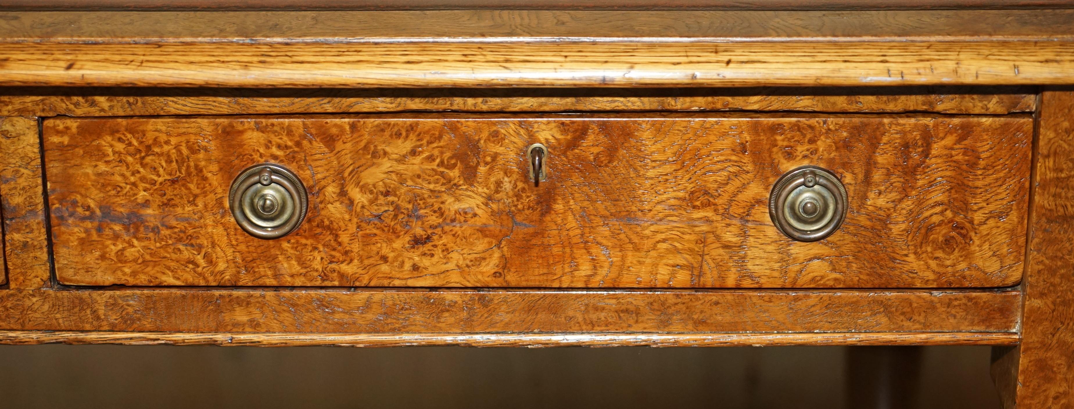 BUREAU DE TABLE DE BIBLIOTHÈQUE ANTIQUE CIRQUE 1840, CHÊNE POLLARD, CUIR BRONZE, SURFACE CUISINE en vente 4