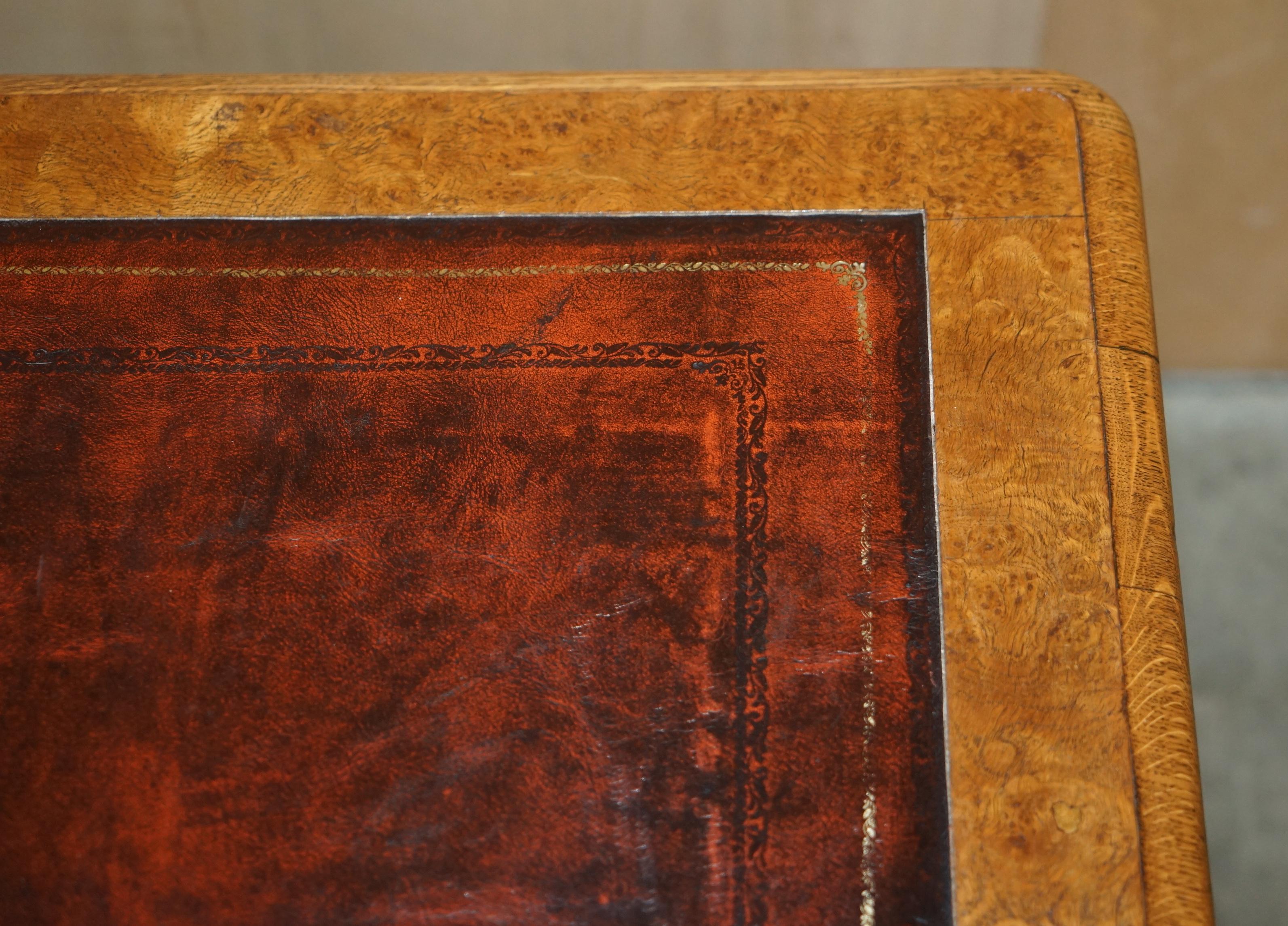 BUREAU DE TABLE DE BIBLIOTHÈQUE ANTIQUE CIRQUE 1840, CHÊNE POLLARD, CUIR BRONZE, SURFACE CUISINE en vente 8