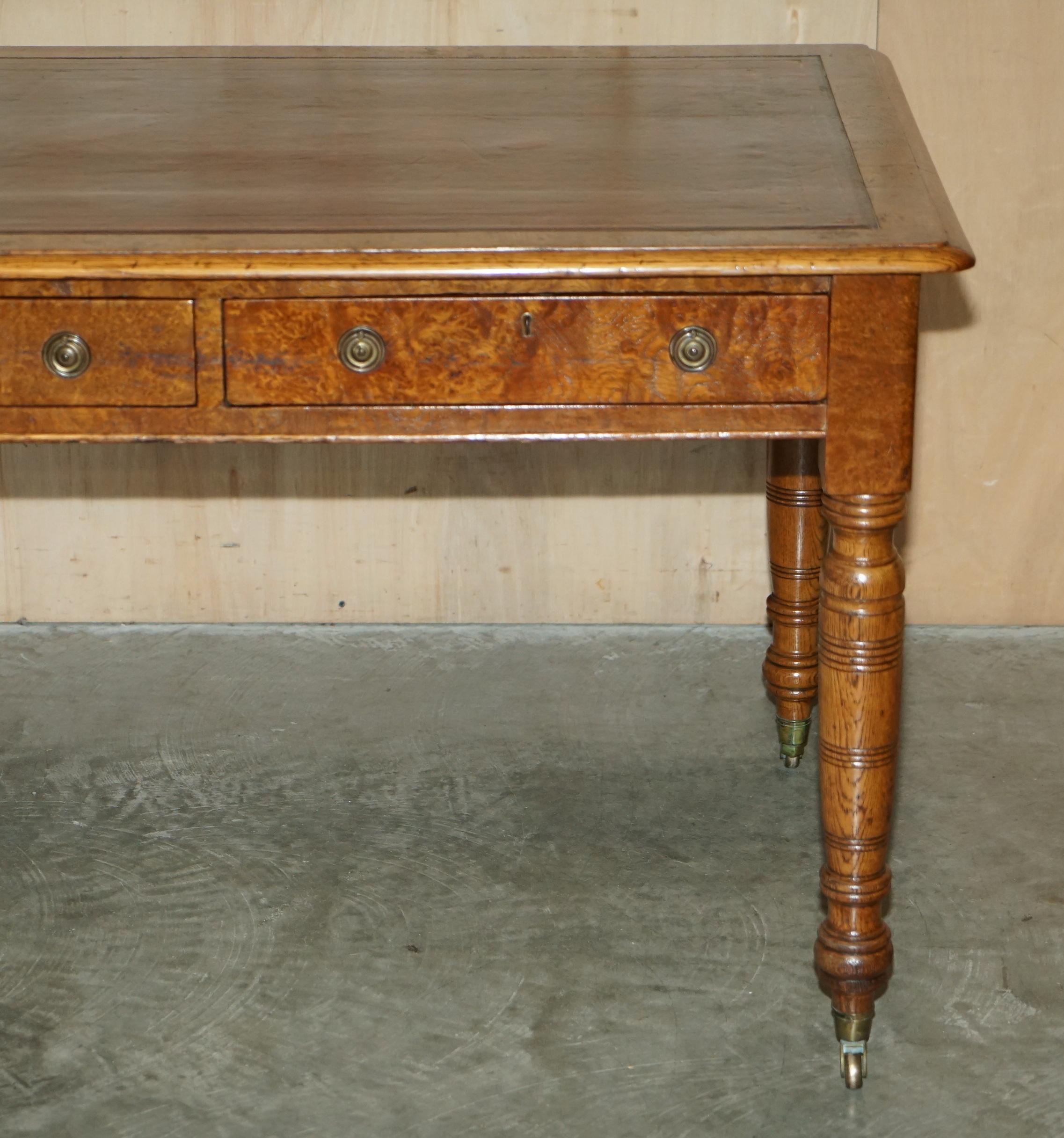 Fait main BUREAU DE TABLE DE BIBLIOTHÈQUE ANTIQUE CIRQUE 1840, CHÊNE POLLARD, CUIR BRONZE, SURFACE CUISINE en vente