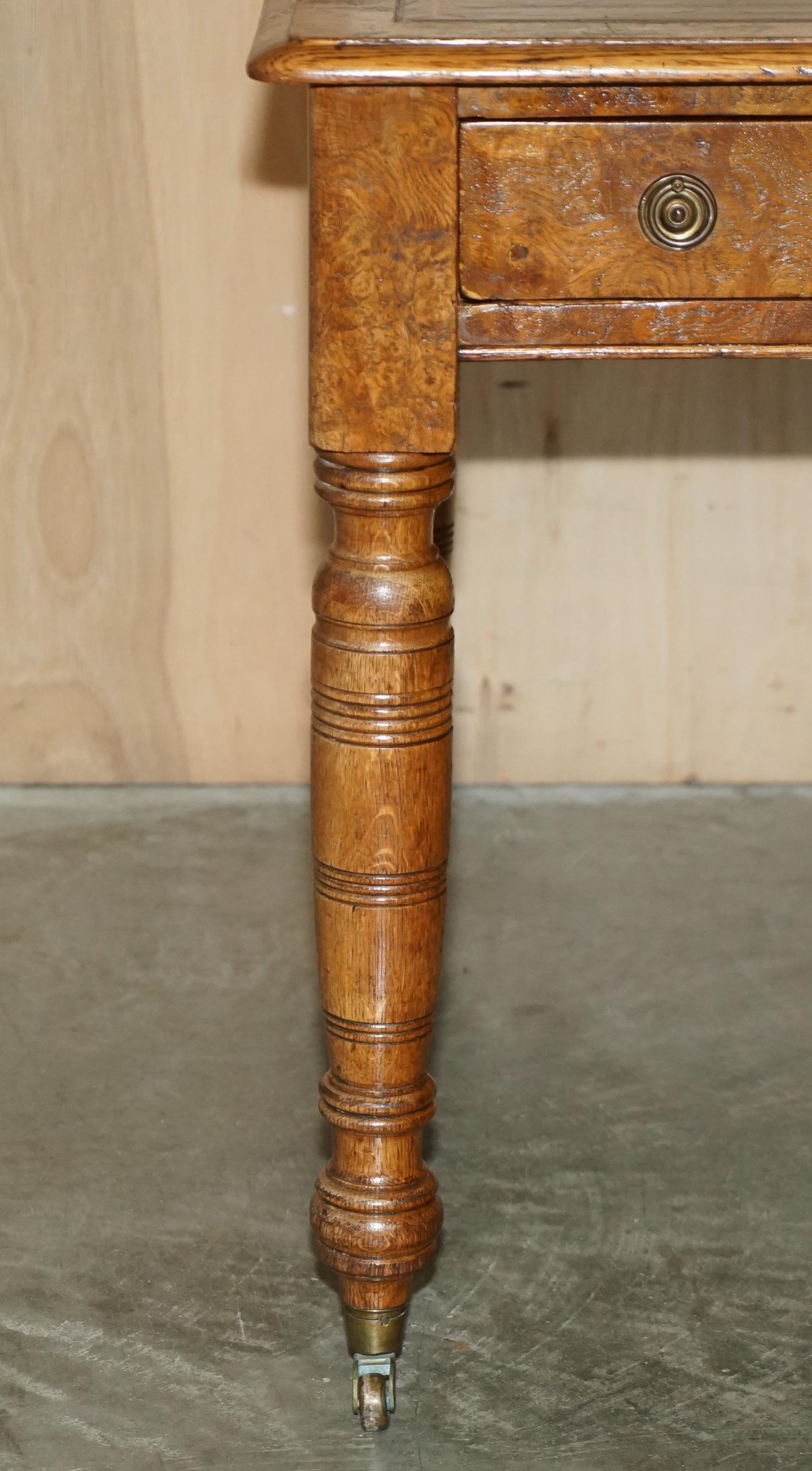 ANTIQUE CIRCA 1840 POLLARD OAK BROWN LEATHER TOP WRiTING LIBRARY TABLE DESK (Mittleres 19. Jahrhundert) im Angebot