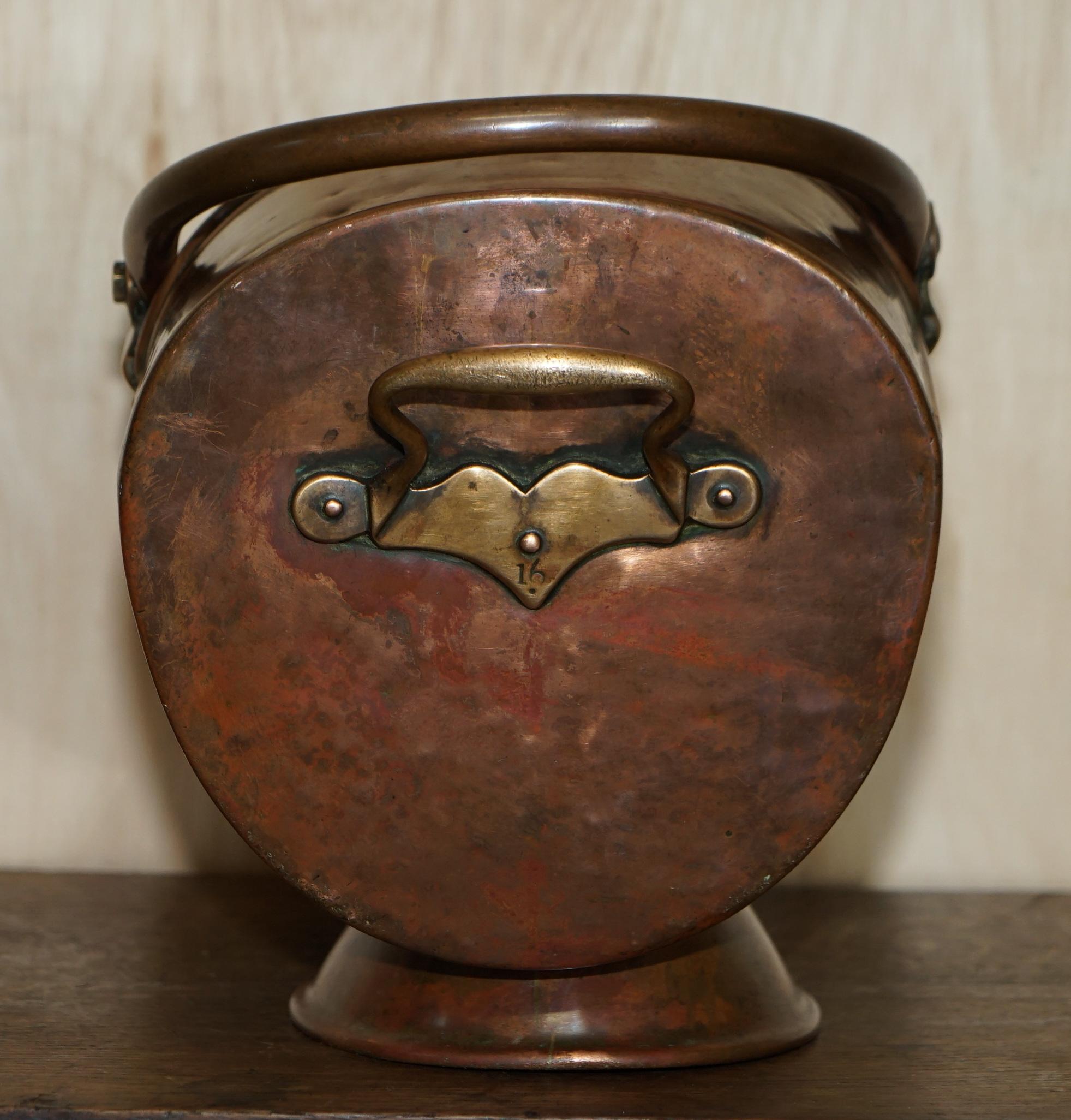 Bouteille de casque de charbon en cuivre anglaise ancienne datant d'environ 1860 pour cheminées en vente 3