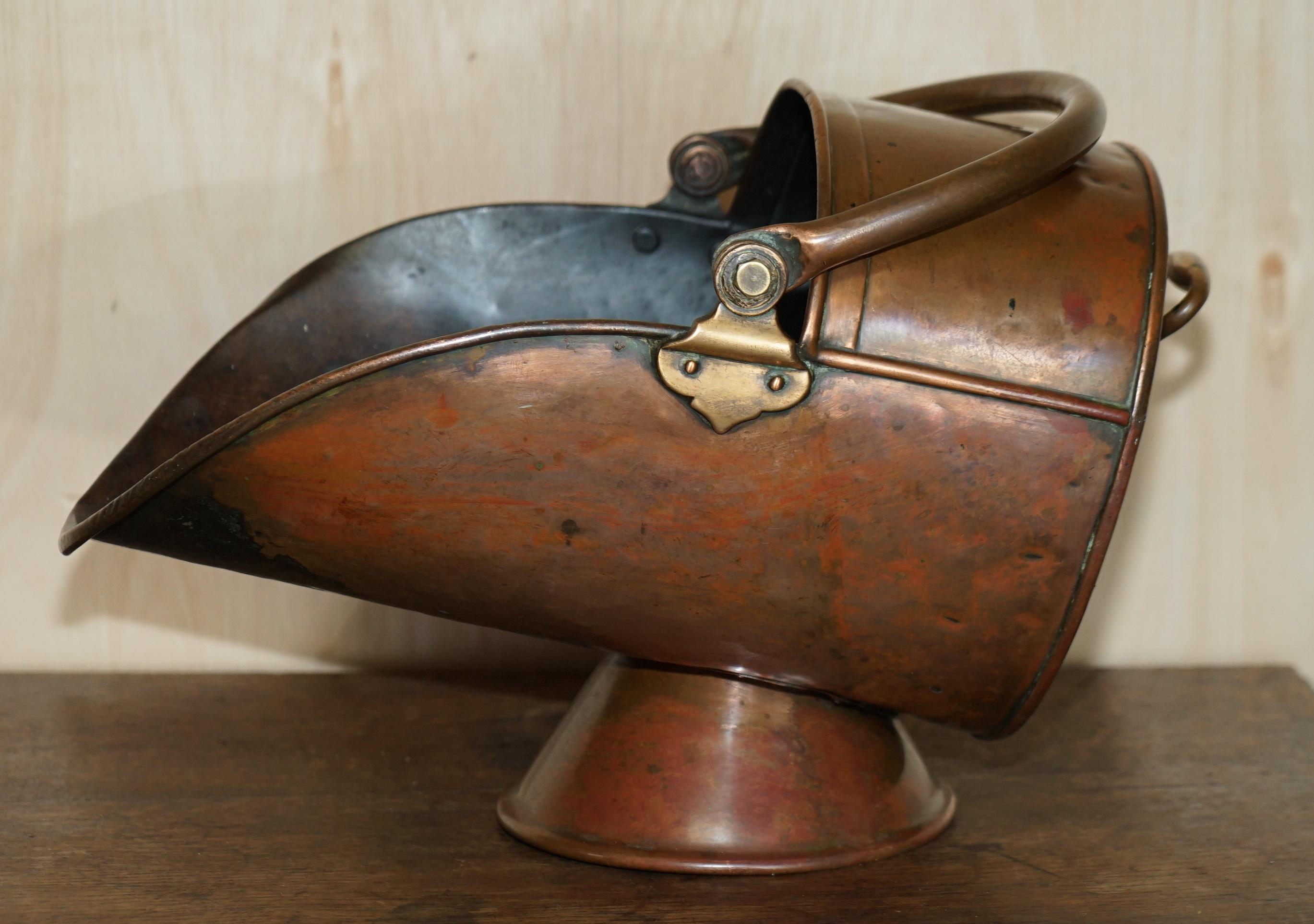 Bouteille de casque de charbon en cuivre anglaise ancienne datant d'environ 1860 pour cheminées en vente 5