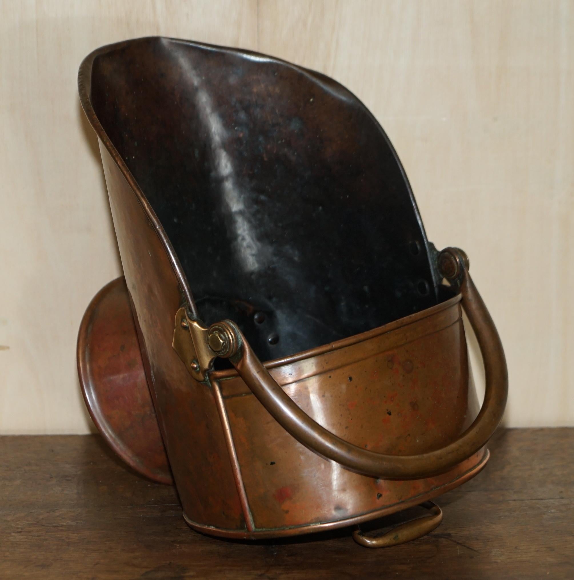 Bouteille de casque de charbon en cuivre anglaise ancienne datant d'environ 1860 pour cheminées en vente 7