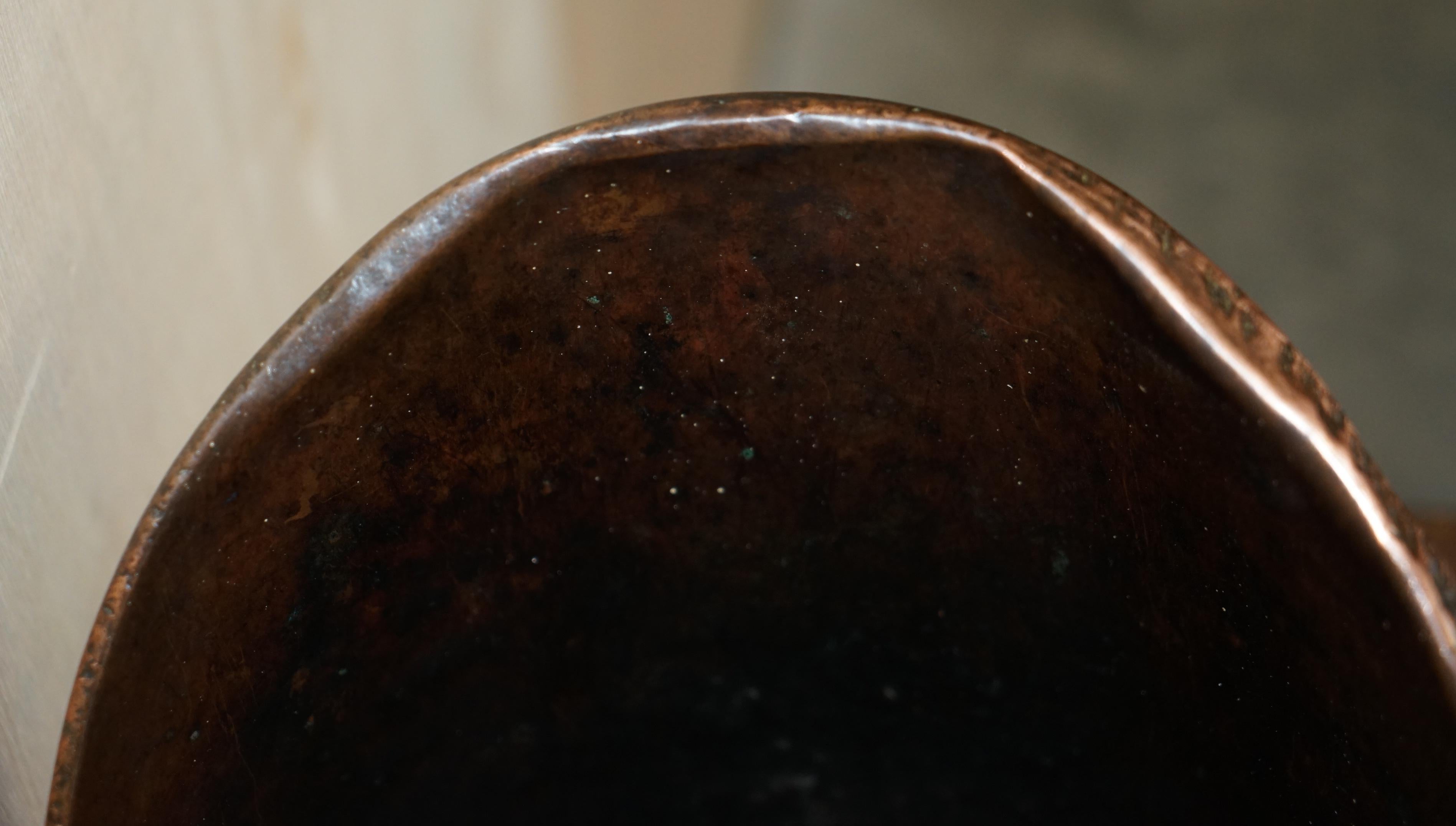 Bouteille de casque de charbon en cuivre anglaise ancienne datant d'environ 1860 pour cheminées en vente 12