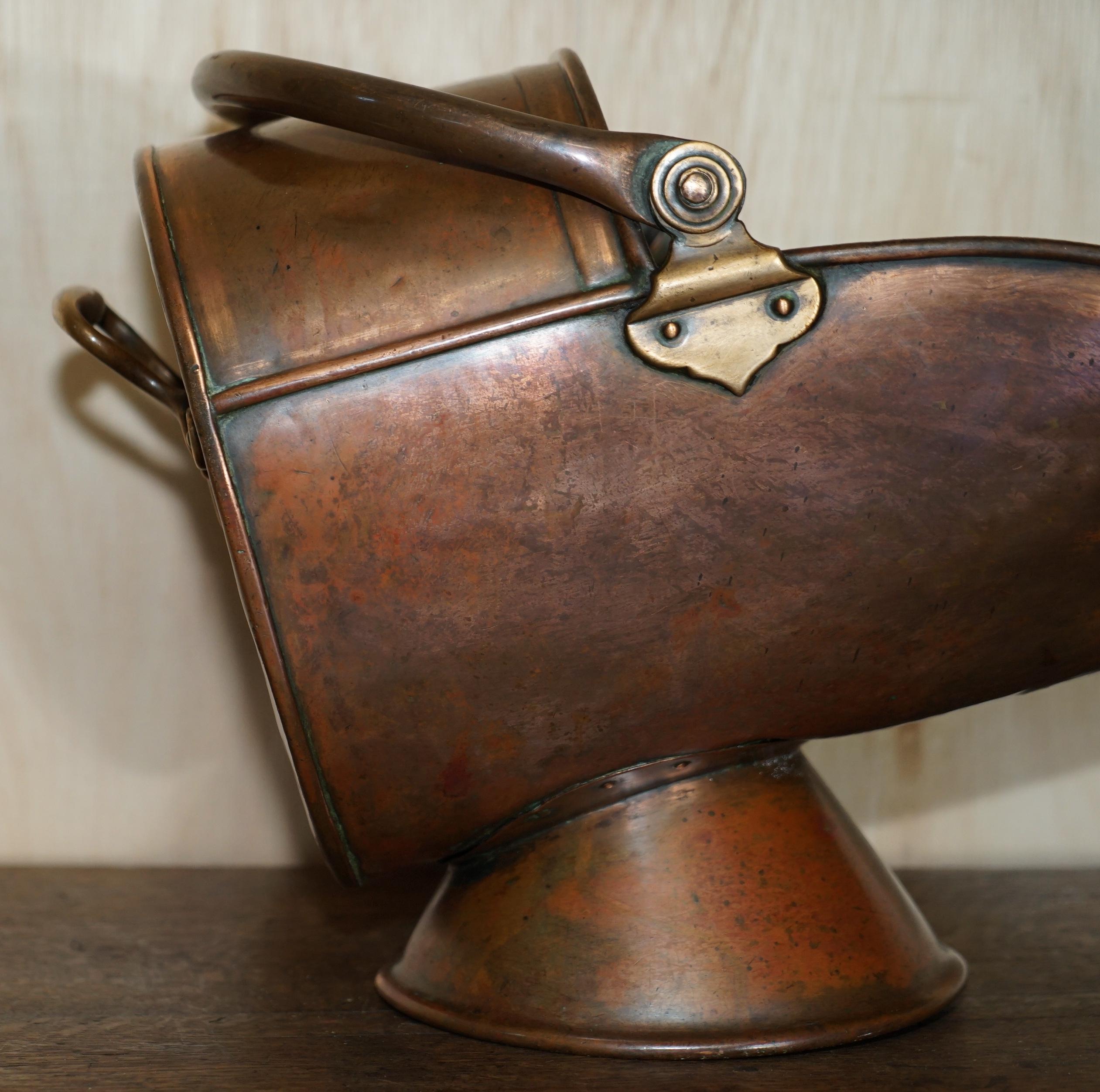 Apogée victorien Bouteille de casque de charbon en cuivre anglaise ancienne datant d'environ 1860 pour cheminées en vente