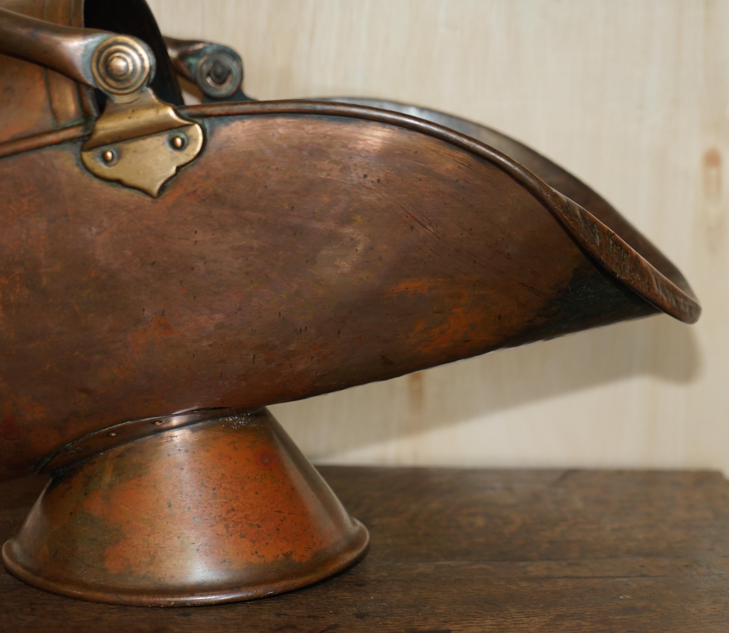 Britannique Bouteille de casque de charbon en cuivre anglaise ancienne datant d'environ 1860 pour cheminées en vente