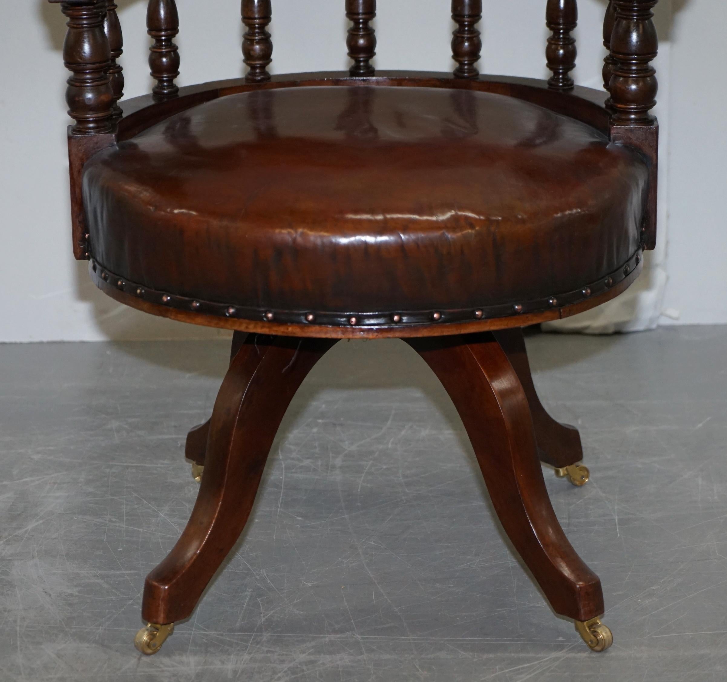 Ancienne chaise de capitaine pivotante en cuir marron cigare profond entièrement restaurée, datant d'environ 1860 3