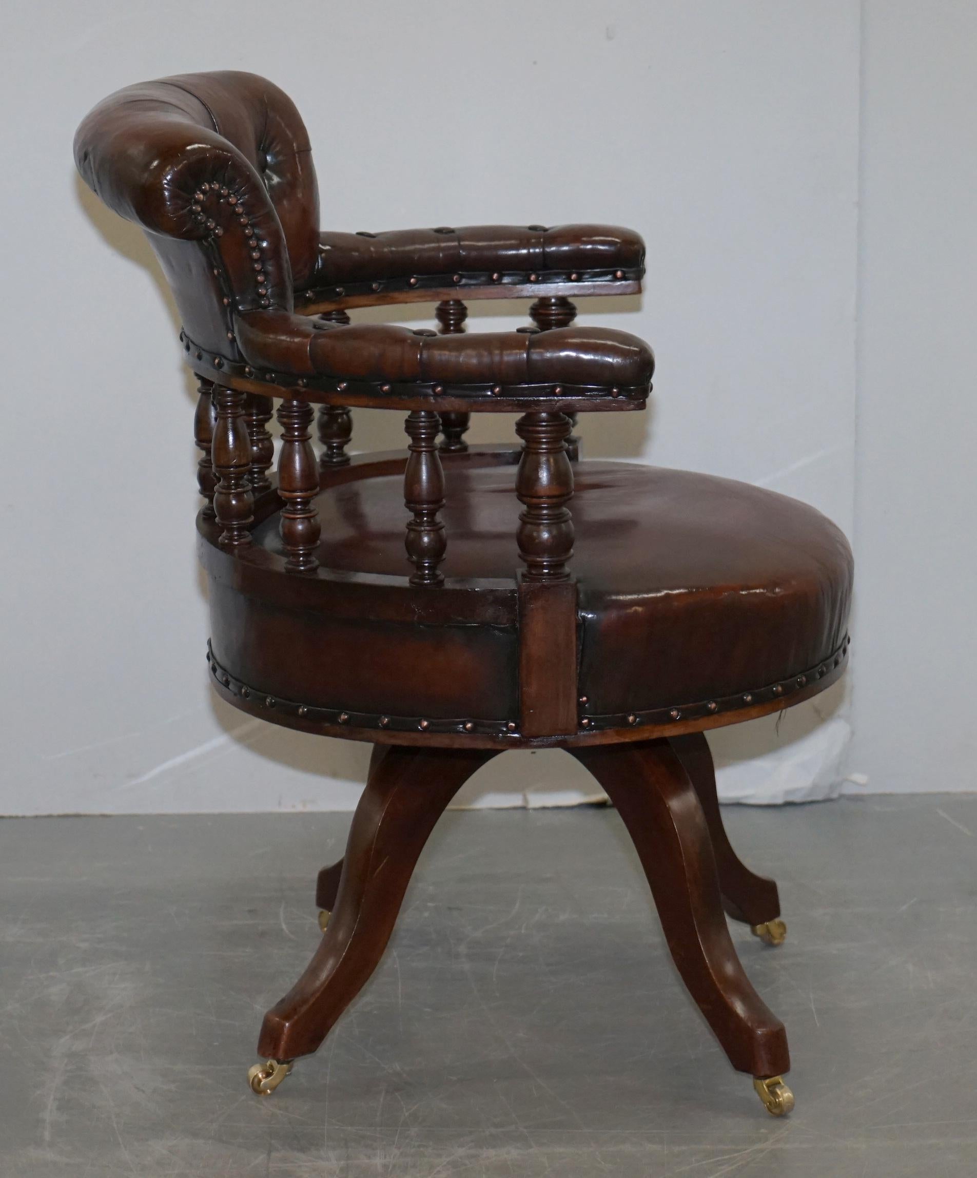 Ancienne chaise de capitaine pivotante en cuir marron cigare profond entièrement restaurée, datant d'environ 1860 7