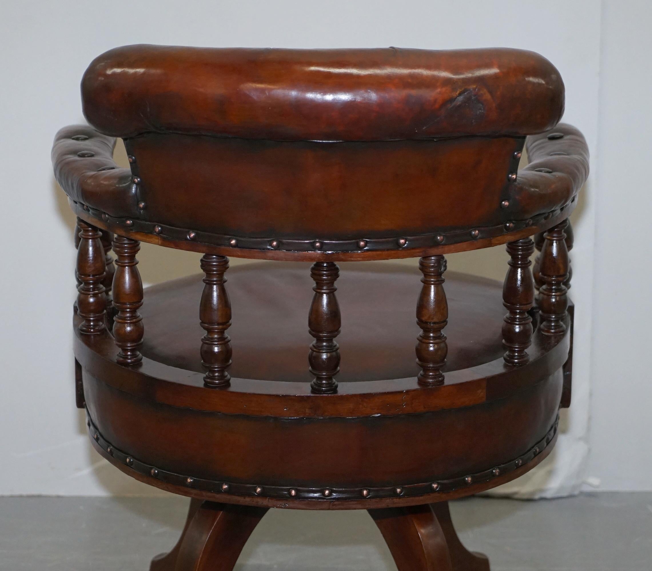 Ancienne chaise de capitaine pivotante en cuir marron cigare profond entièrement restaurée, datant d'environ 1860 10