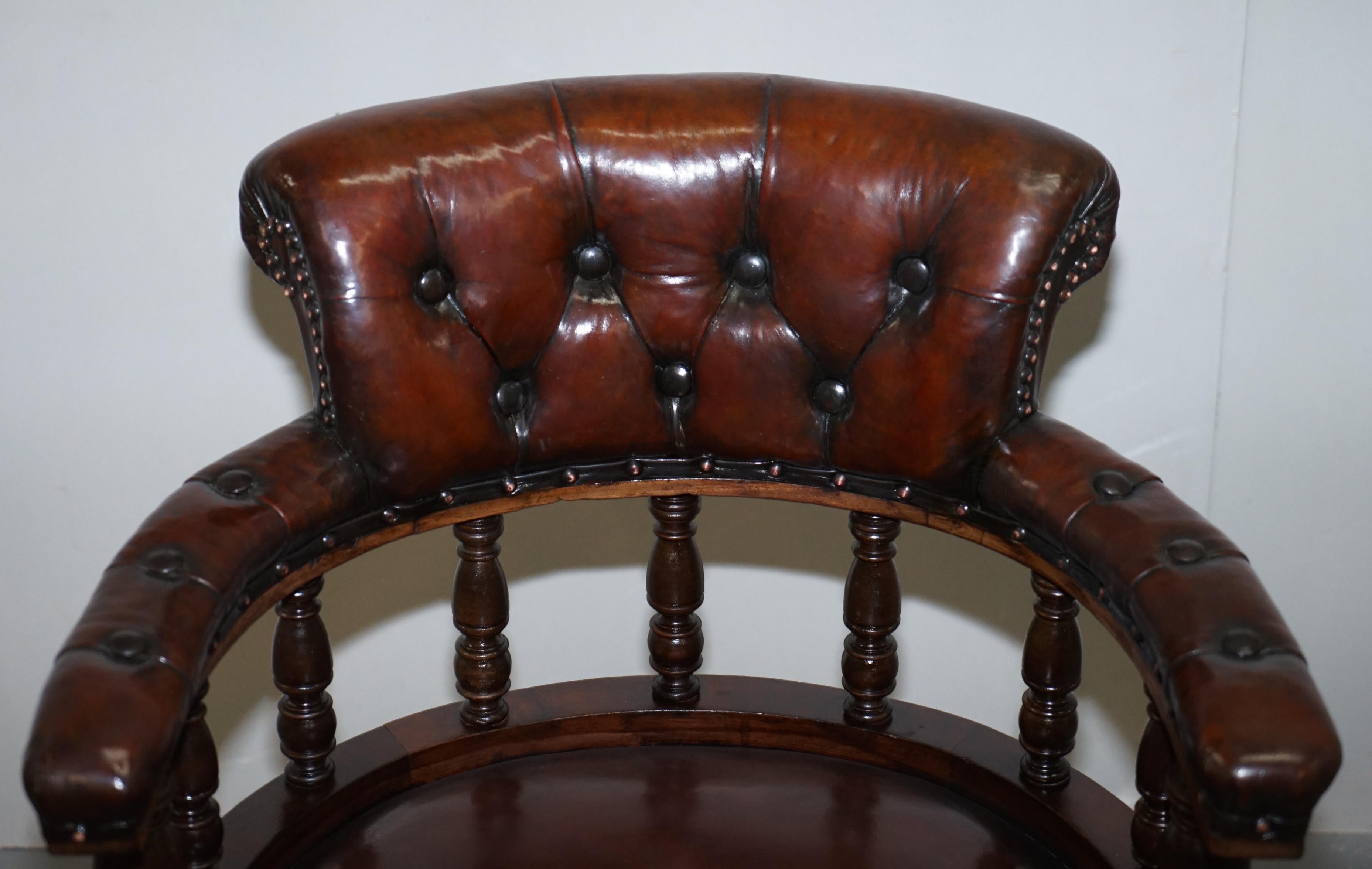 Apogée victorien Ancienne chaise de capitaine pivotante en cuir marron cigare profond entièrement restaurée, datant d'environ 1860