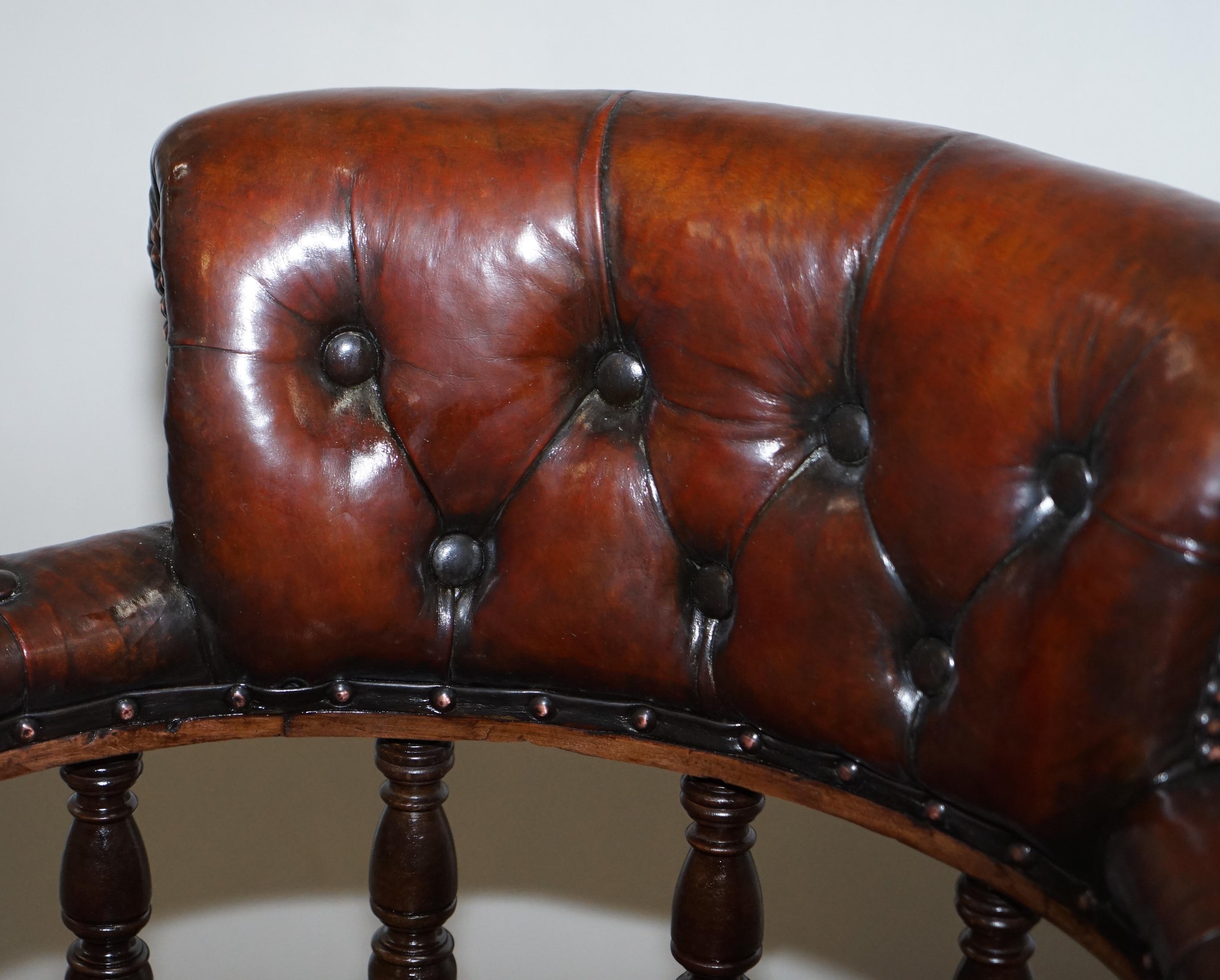 Anglais Ancienne chaise de capitaine pivotante en cuir marron cigare profond entièrement restaurée, datant d'environ 1860