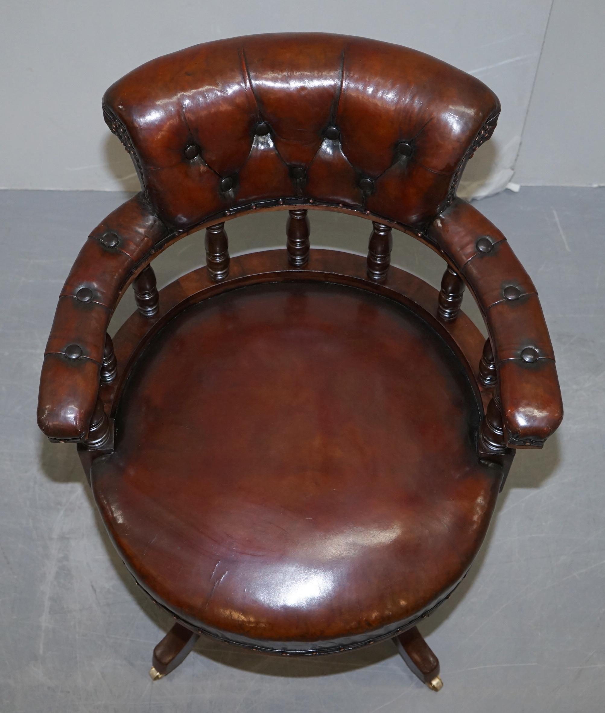 Fait main Ancienne chaise de capitaine pivotante en cuir marron cigare profond entièrement restaurée, datant d'environ 1860