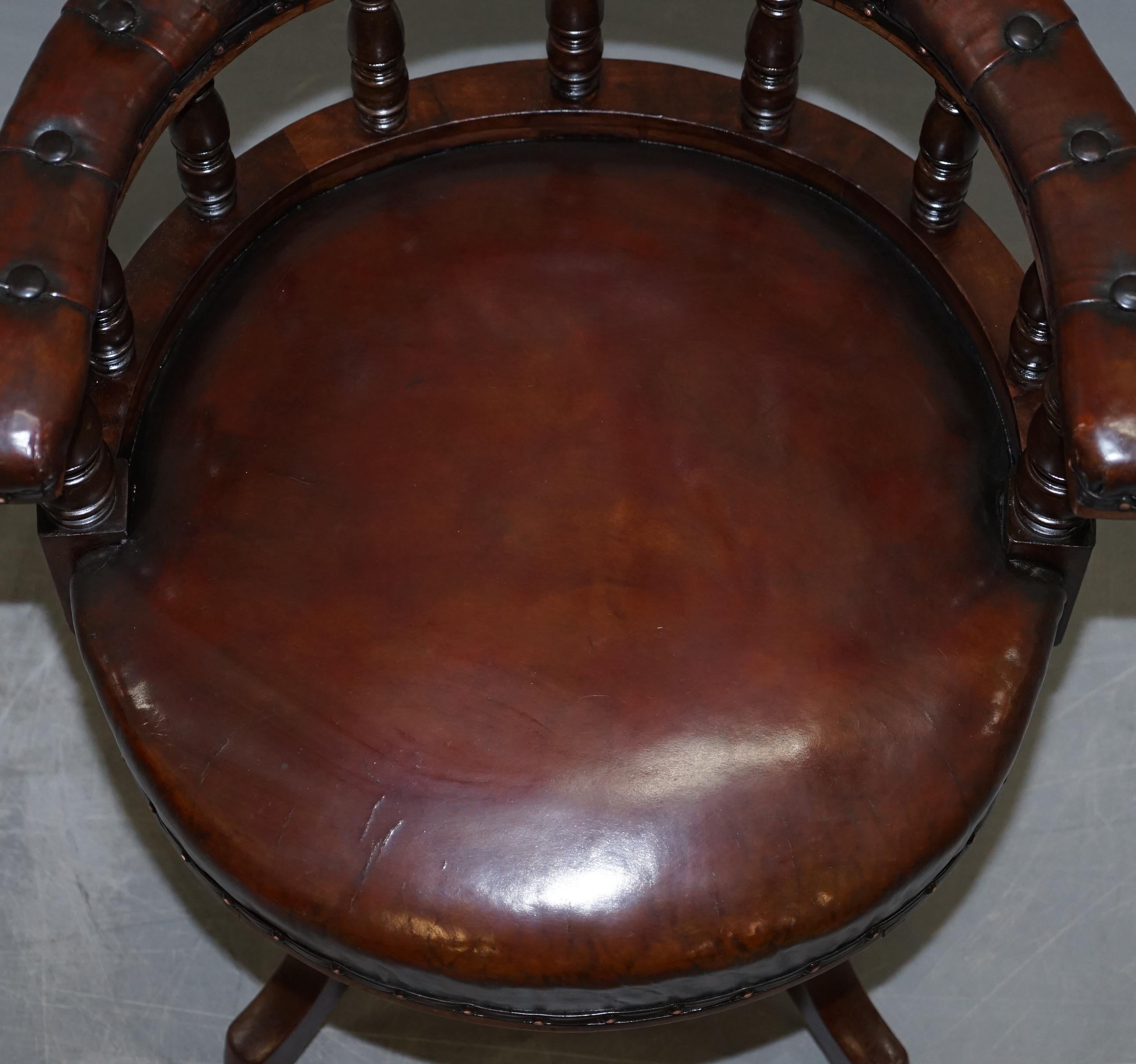Milieu du XIXe siècle Ancienne chaise de capitaine pivotante en cuir marron cigare profond entièrement restaurée, datant d'environ 1860