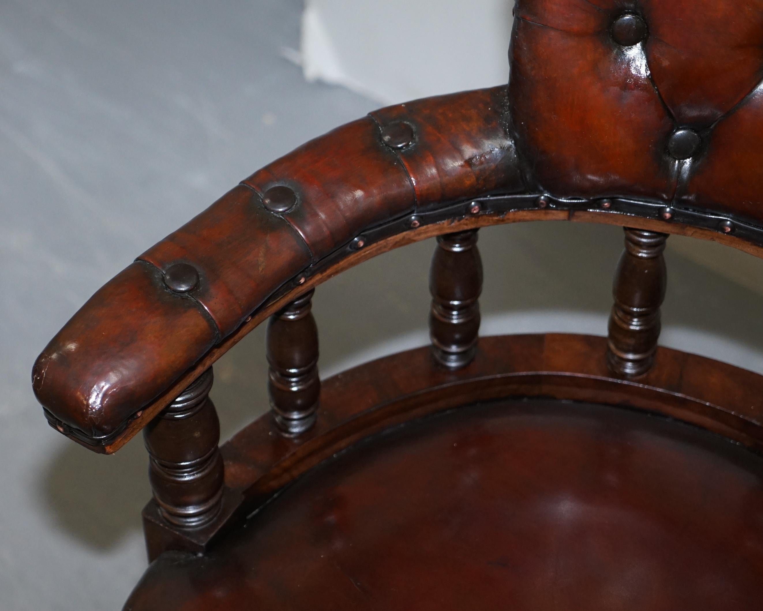 Cuir Ancienne chaise de capitaine pivotante en cuir marron cigare profond entièrement restaurée, datant d'environ 1860